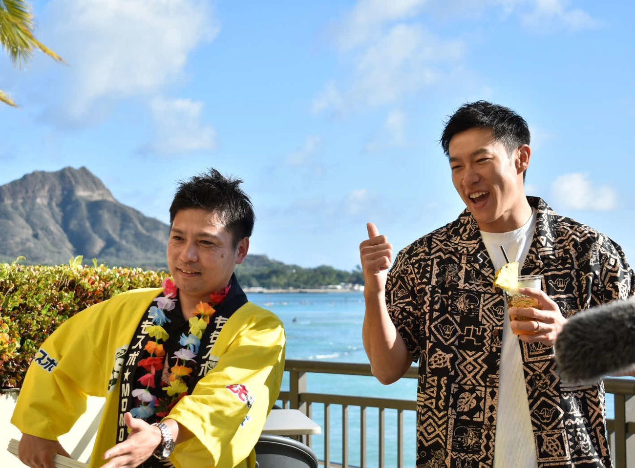 ハワイでのテレビ取材でサムズアップポーズを見せる柳田（撮影・只松憲）＝2024年12月12日、ハワイ・ワイキキ