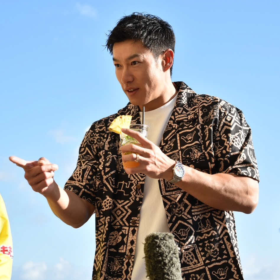 ハワイでテレビ取材を受ける柳田（撮影・只松憲）