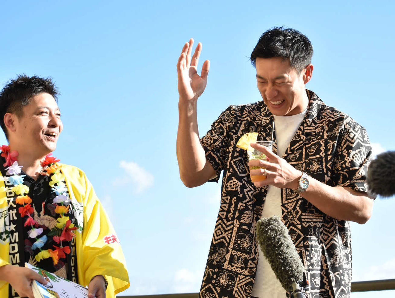 テレビ取材で笑顔を見せる柳田（撮影・只松憲）