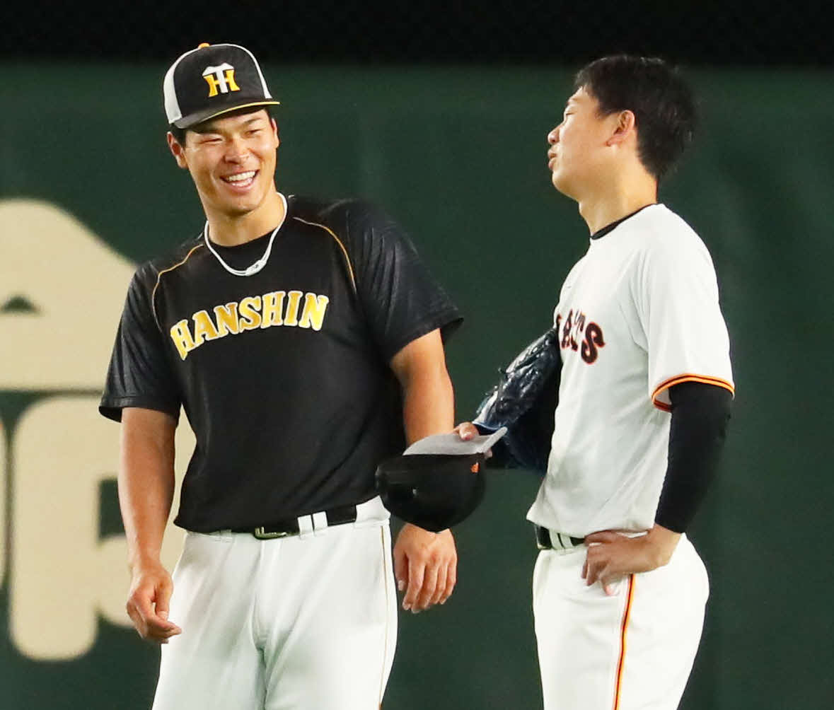 21年5月、近大の先輩、巨人畠（右）と話す話す阪神佐藤輝
