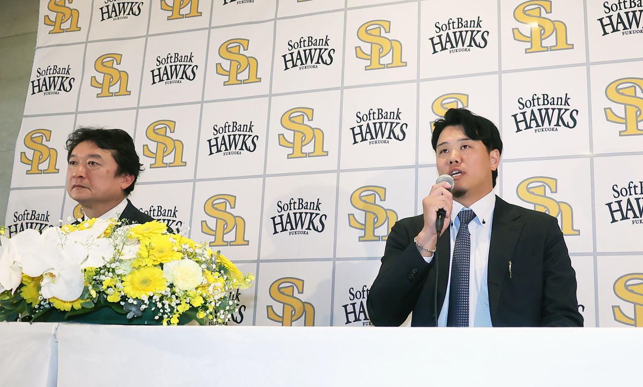 入団会見に臨む三笠GM（左）と上茶谷（撮影・鬼束羽瑠菜）