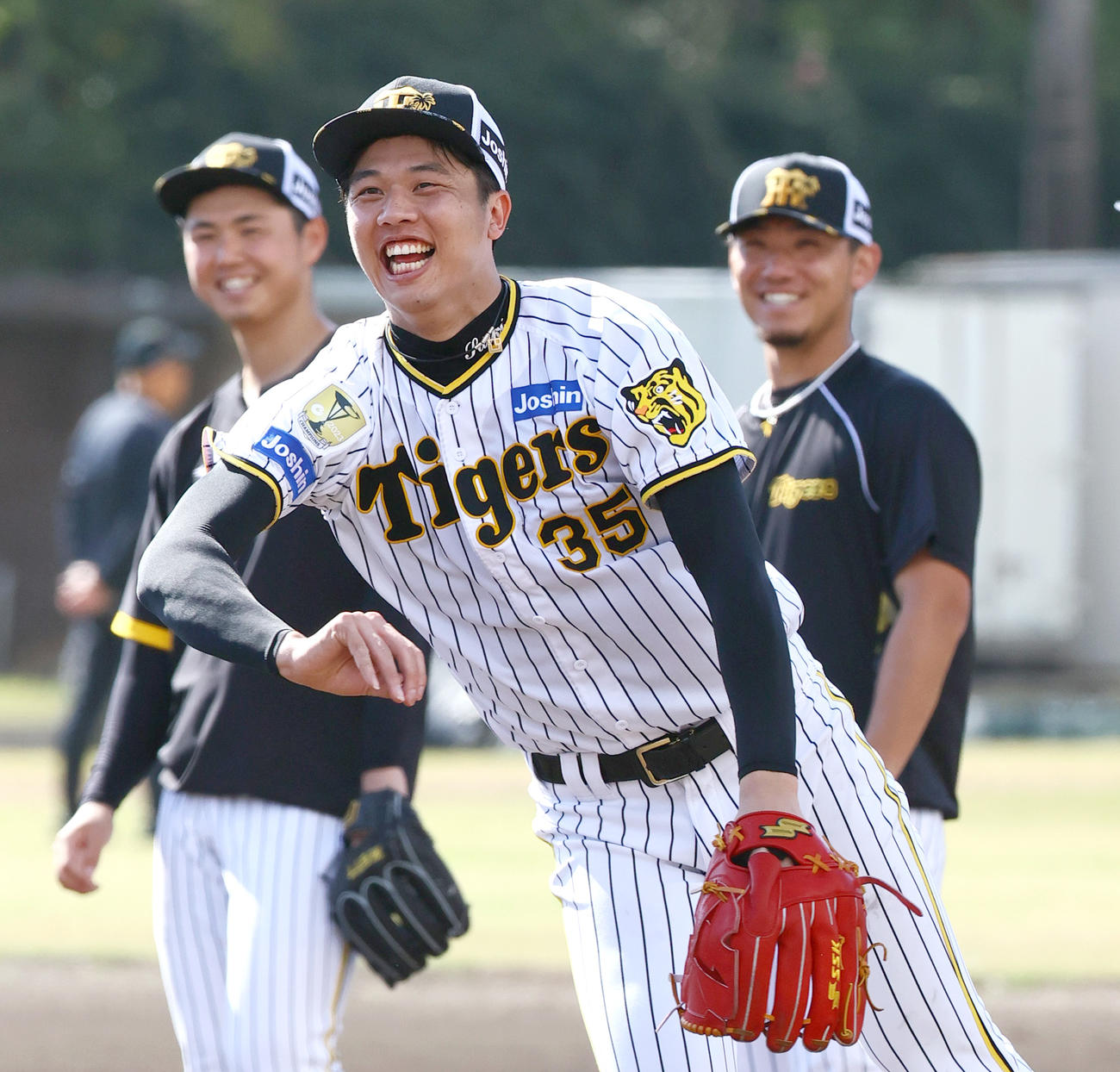 阪神才木浩人。左は浜地真澄、右は伊藤将司（2024年2月2日）