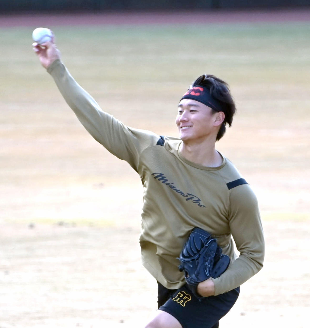 笑顔で嶋村とキャッチボールをする森木（撮影・石井愛子）