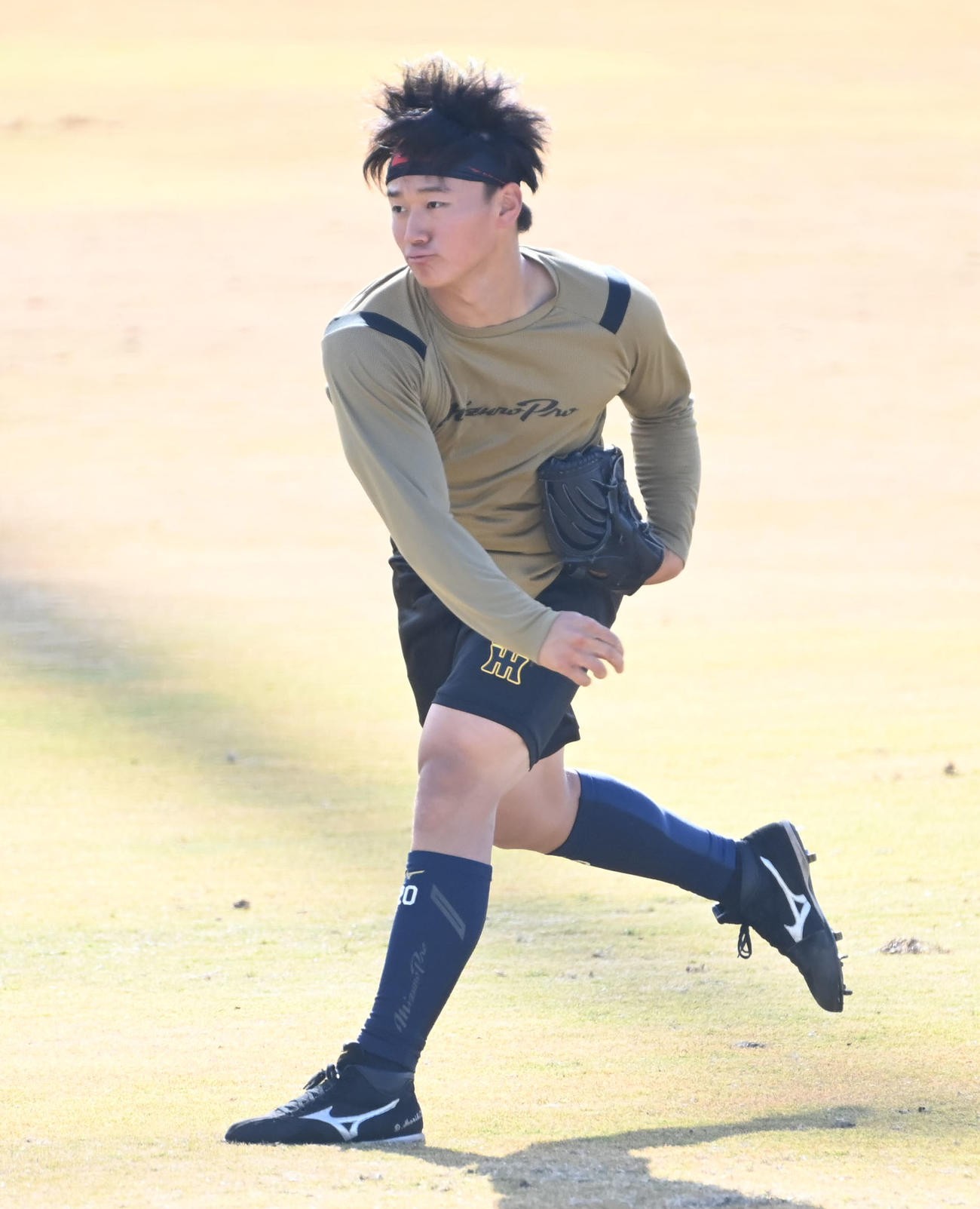 嶋村とキャッチボールをする森木（撮影・石井愛子）