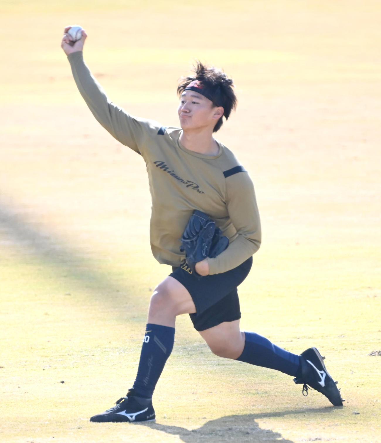 嶋村とキャッチボールをする森木（撮影・石井愛子）