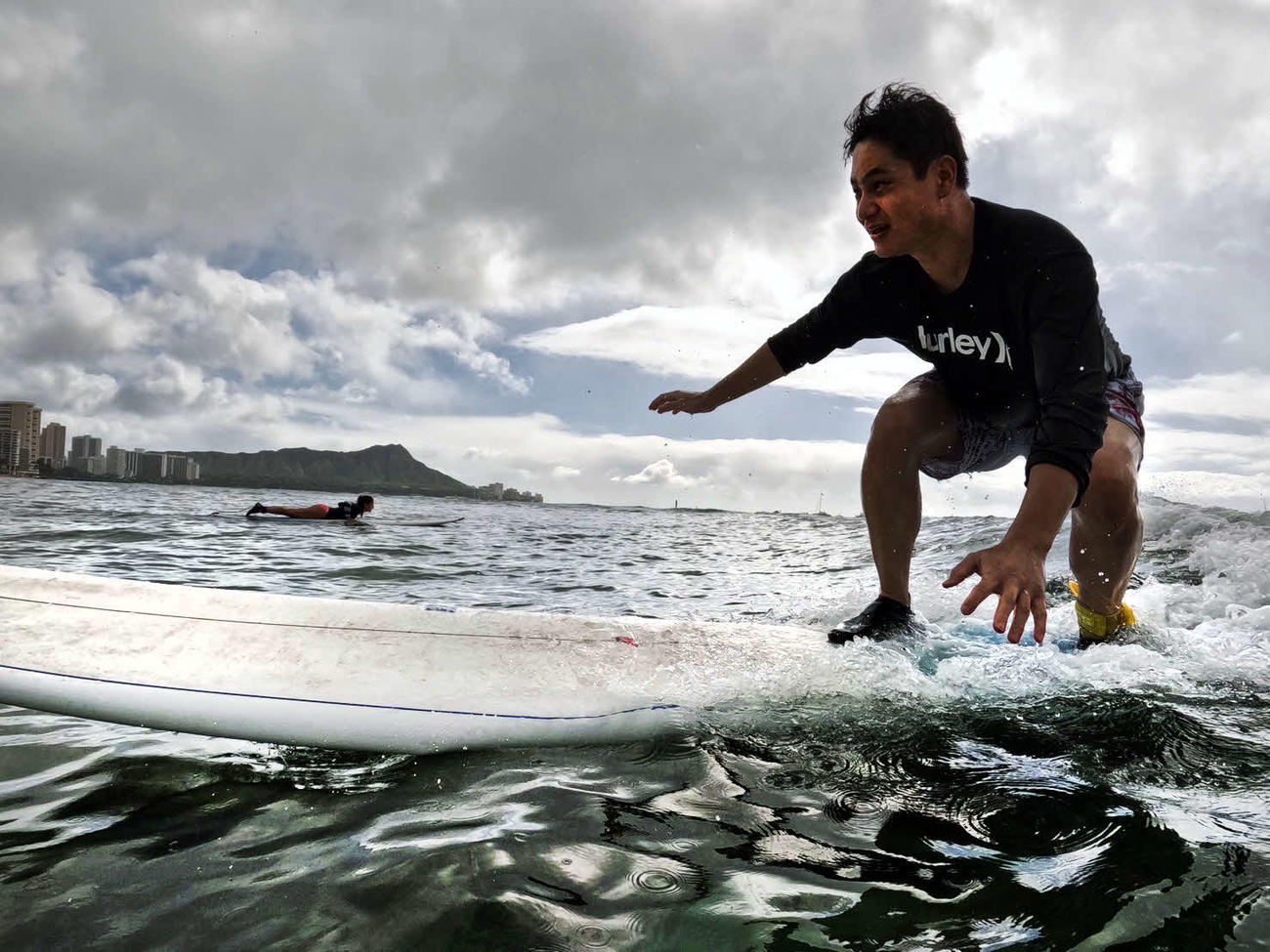 ハワイの海でサーフィンを楽しむ大竹（本人提供）