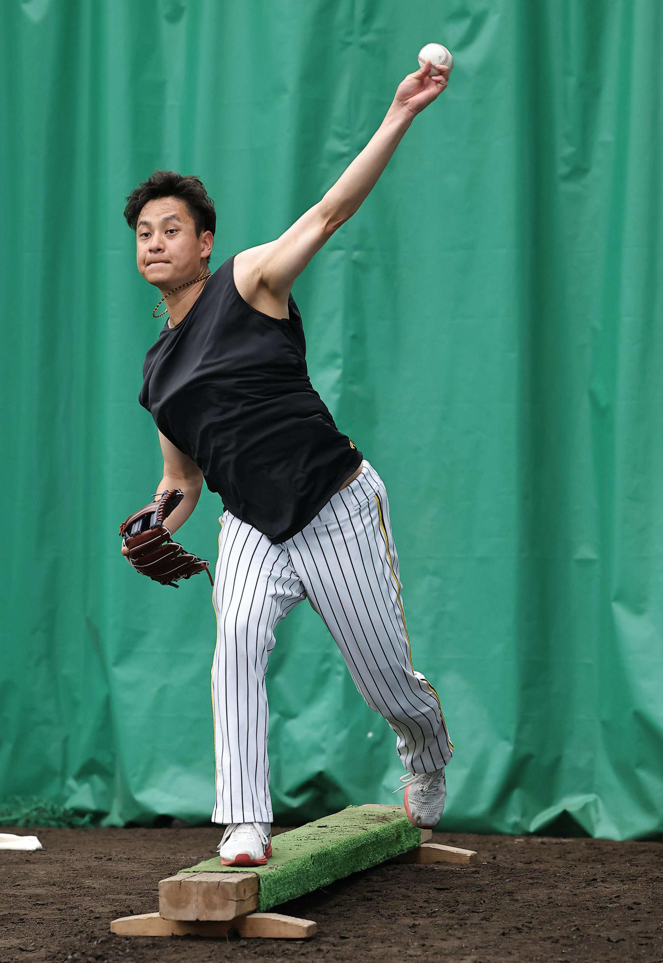 平均台でバランスをとりながら投球する大竹（撮影・上田博志）