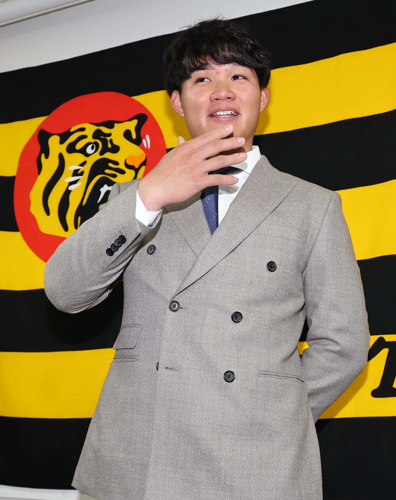 契約更改を終えた森下は笑顔で会見に臨む（撮影・上田博志）