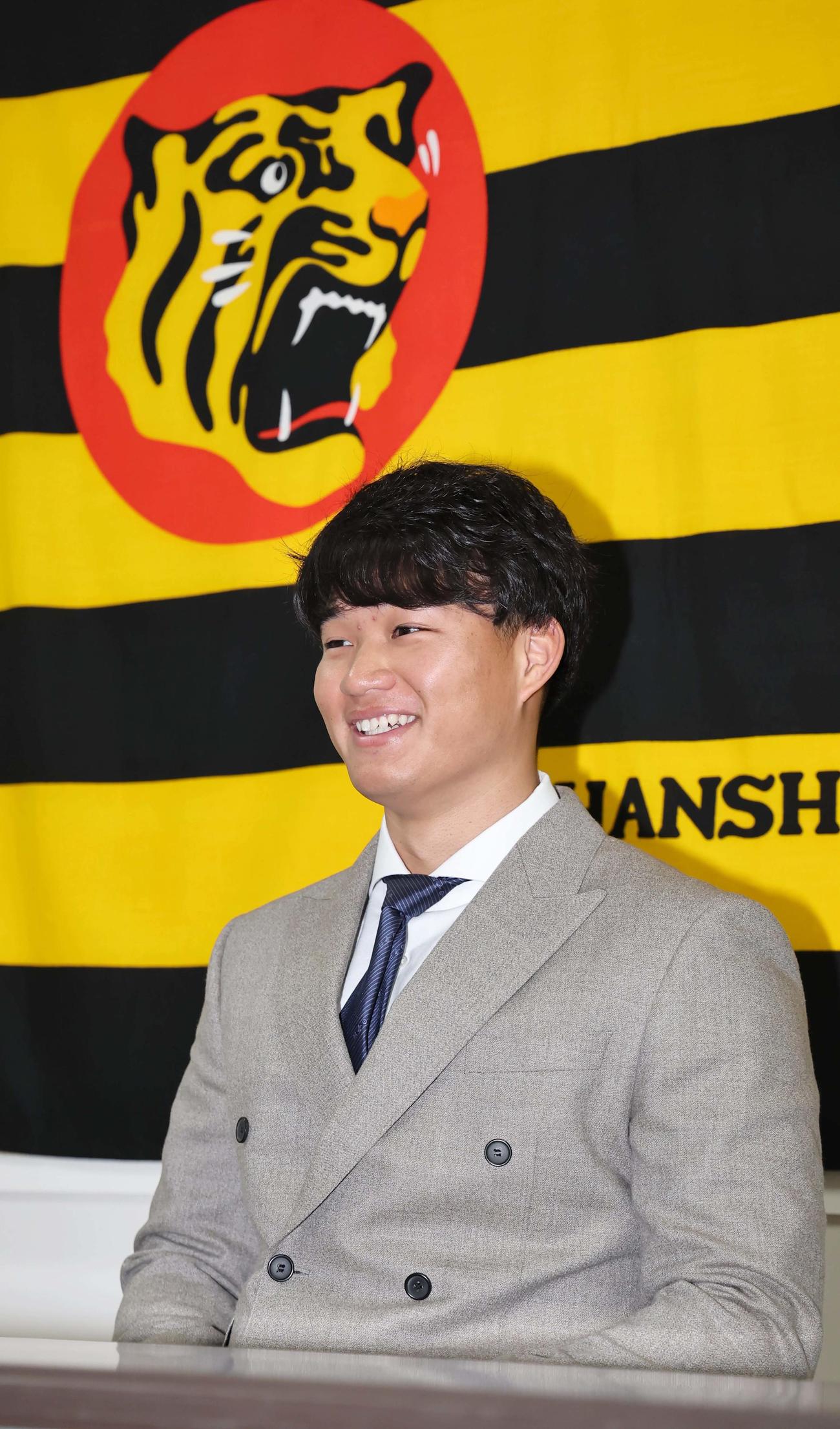 契約更改を終え会見に臨む森下（撮影・上田博志）