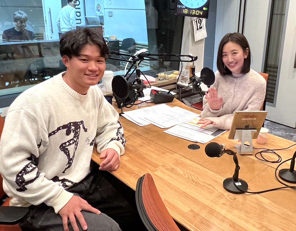 ABCラジオ「ミュージックジェルム」に出演した阪神森下。右は東アナウンサー（球団提供）