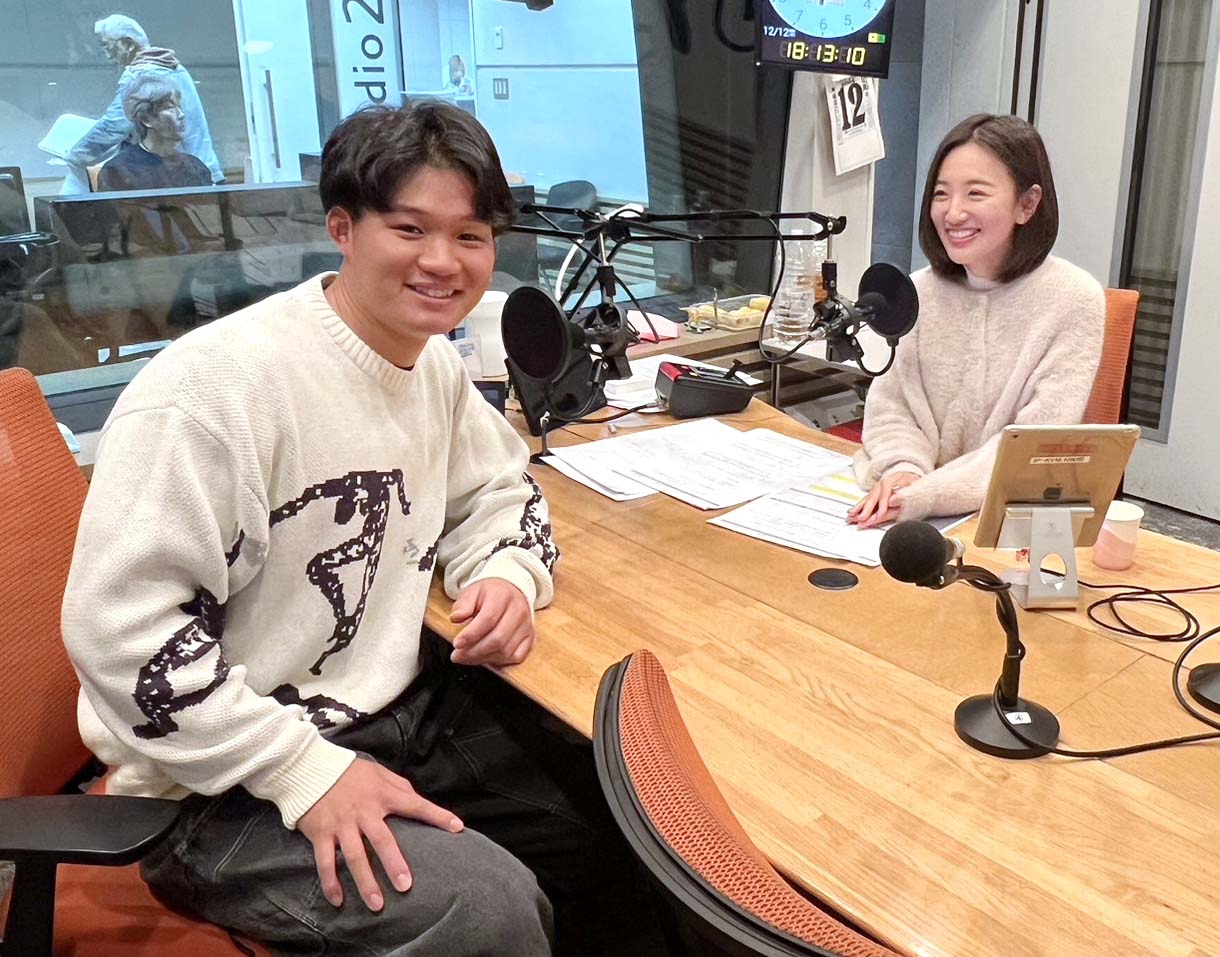 ABCラジオ「ミュージックジェルム」に出演した阪神森下。右は東アナウンサー（球団提供）