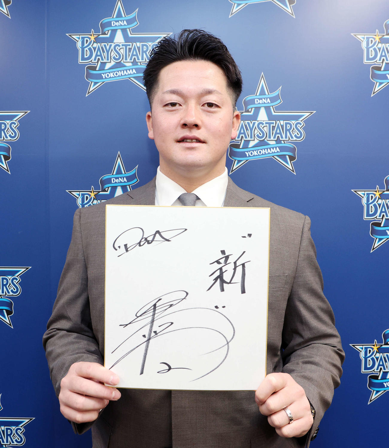 今年の漢字を「新」と書いたDeNA牧（撮影・鈴木正人）