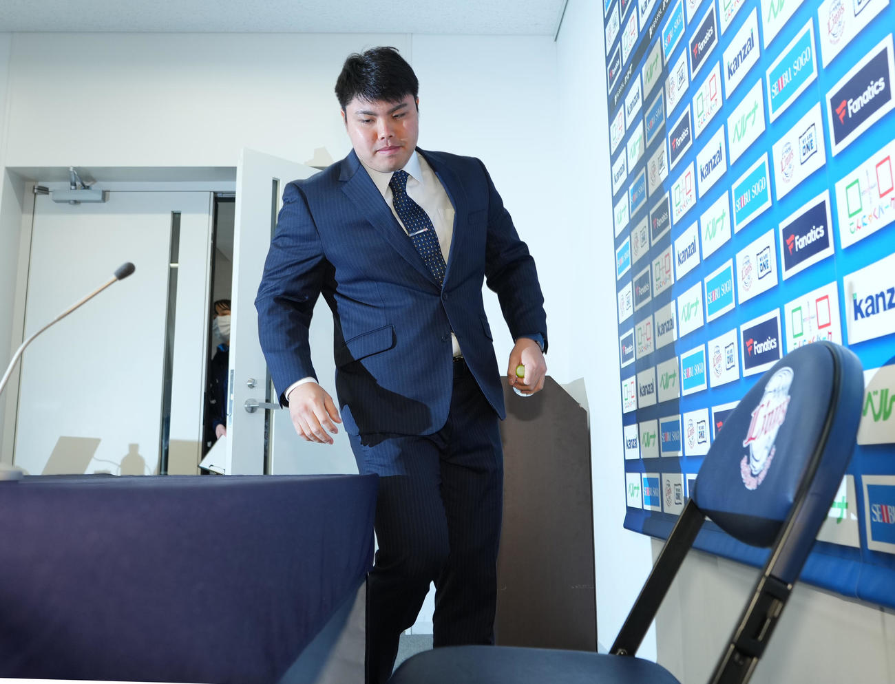 契約更改交渉を終え、会見に臨む西武平良（撮影・菅敏）