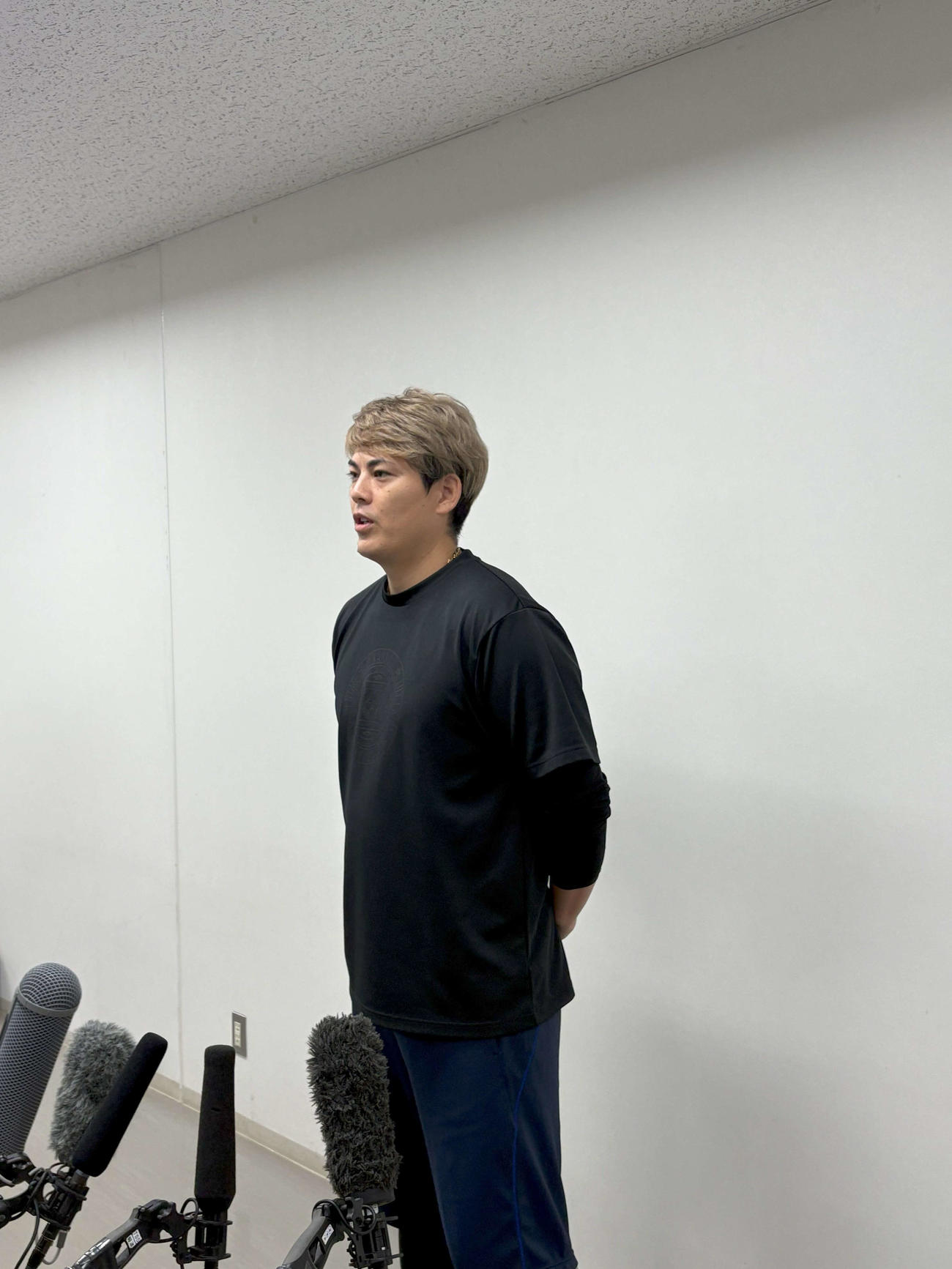 オリックスへのFA移籍が決まり、会見を行う広島九里亜蓮投手（撮影・前原淳）