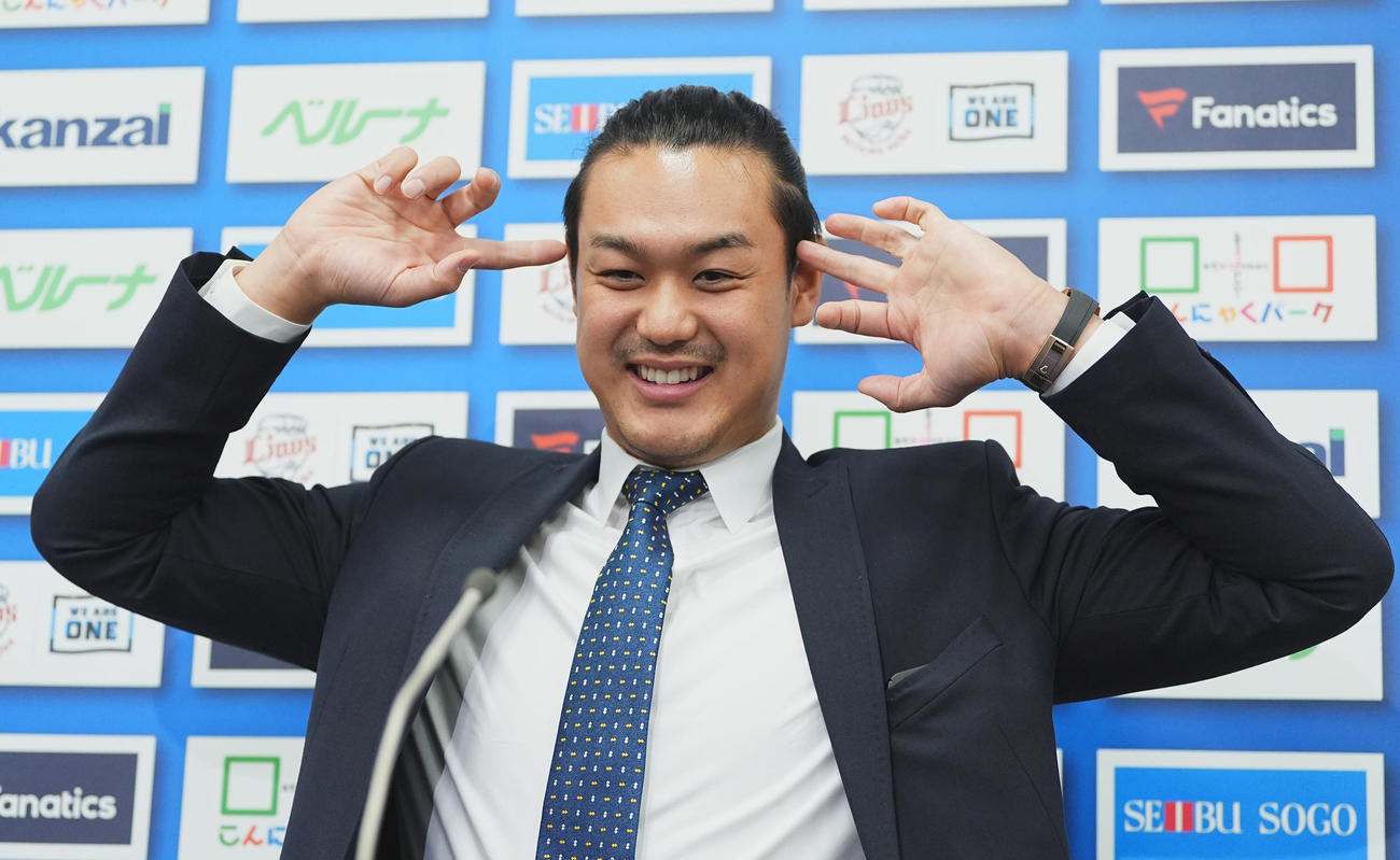 契約更改交渉を終え、会見で記者の質問に答える西武高橋（撮影・菅敏）