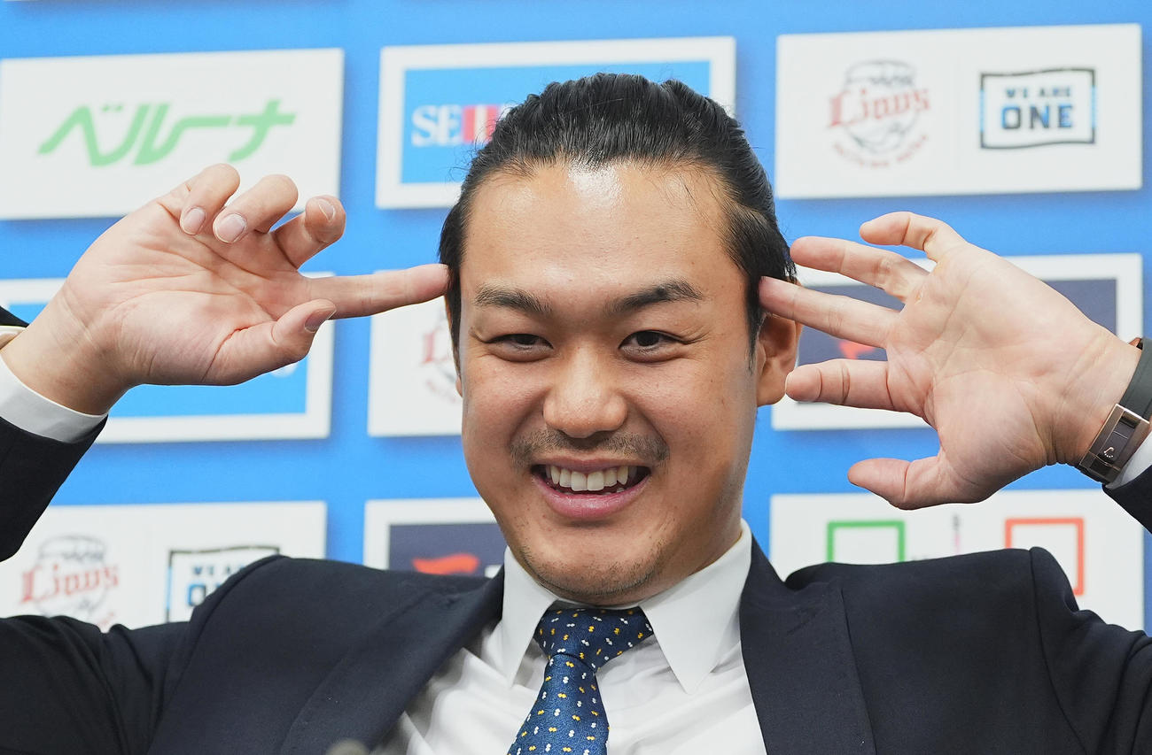 契約更改交渉を終え、会見で記者の質問に答える西武高橋（撮影・菅敏）