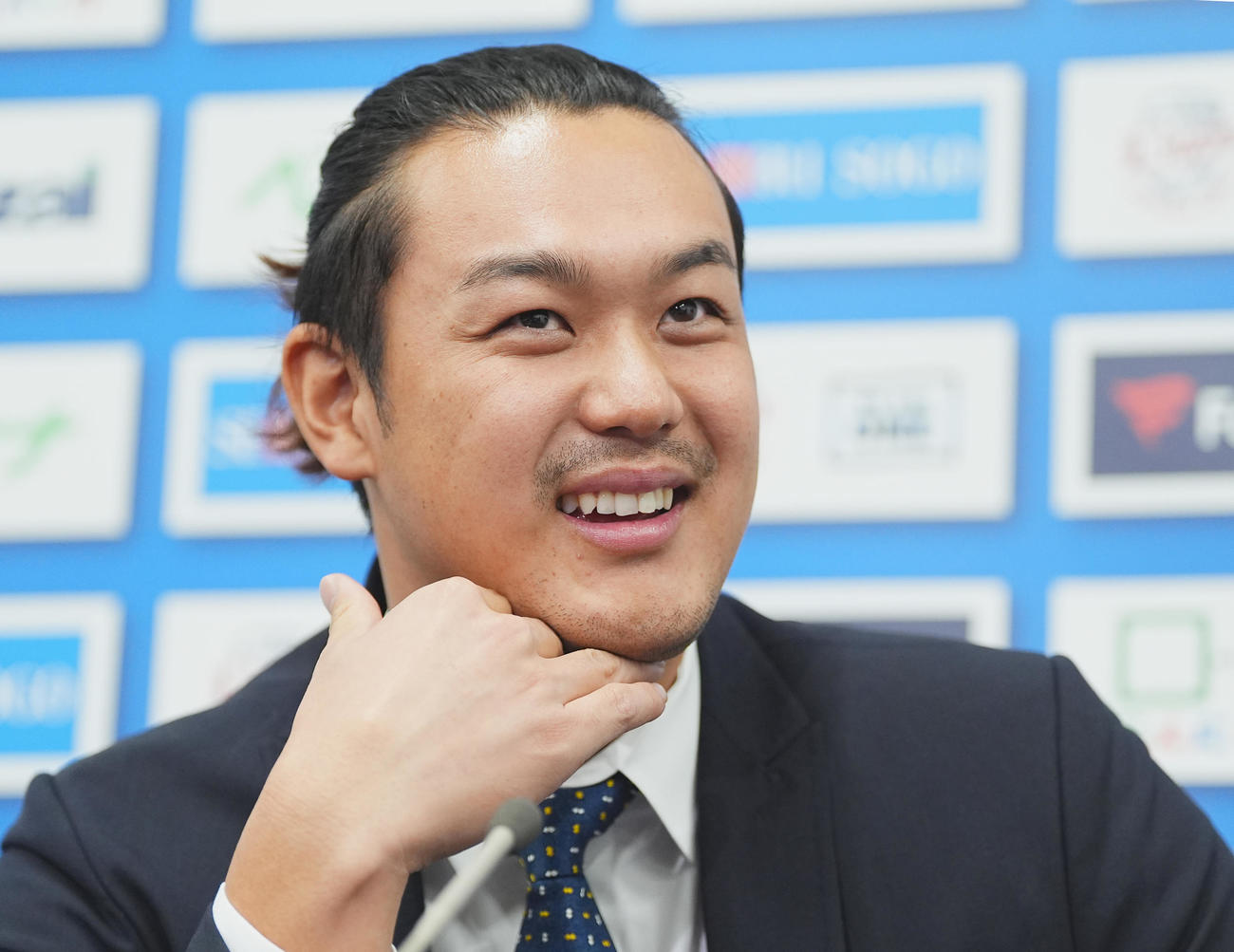 契約更改交渉を終え、会見で記者の質問に答える西武高橋（撮影・菅敏）
