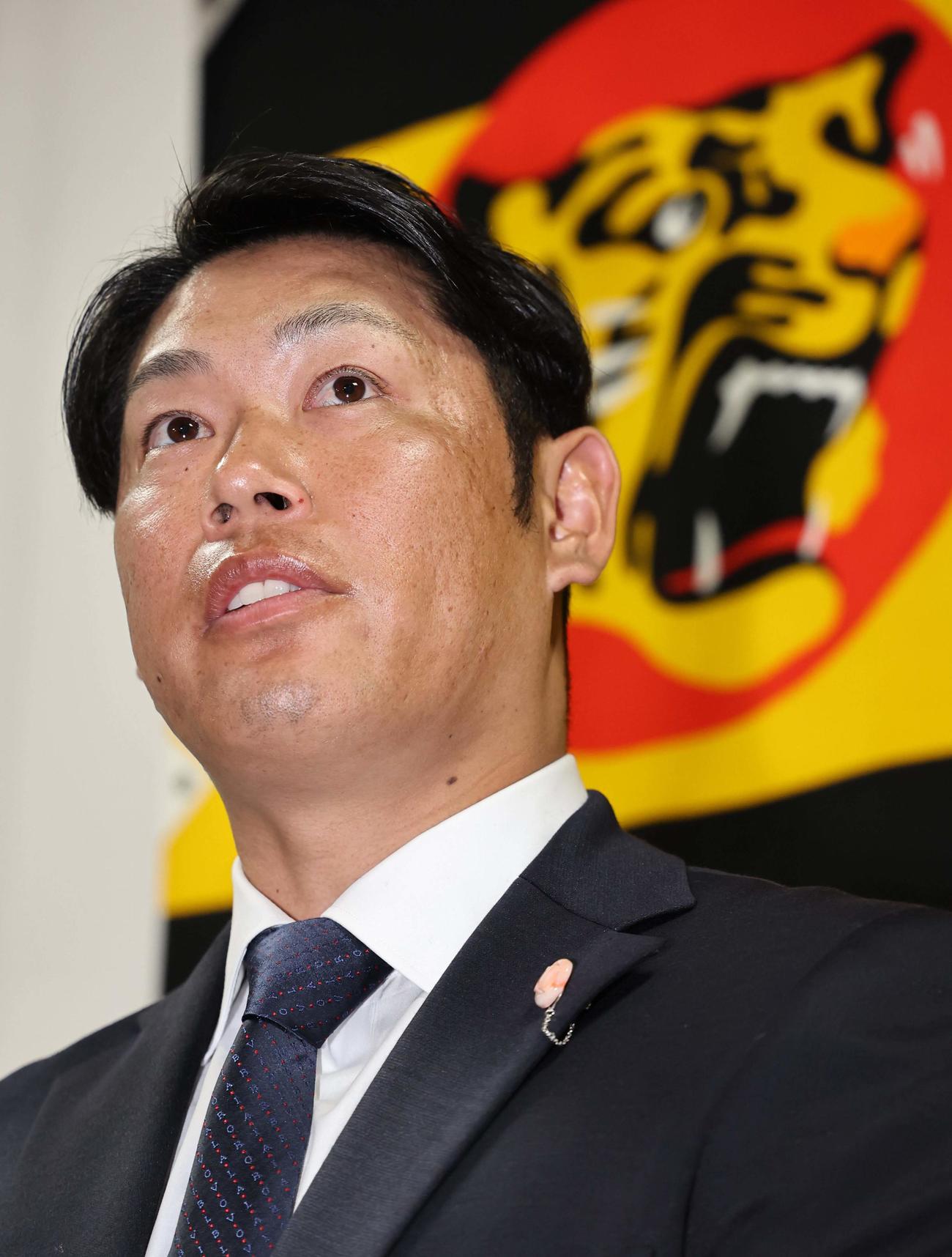阪神残留を決めた原口は会見をする（撮影・上田博志）
