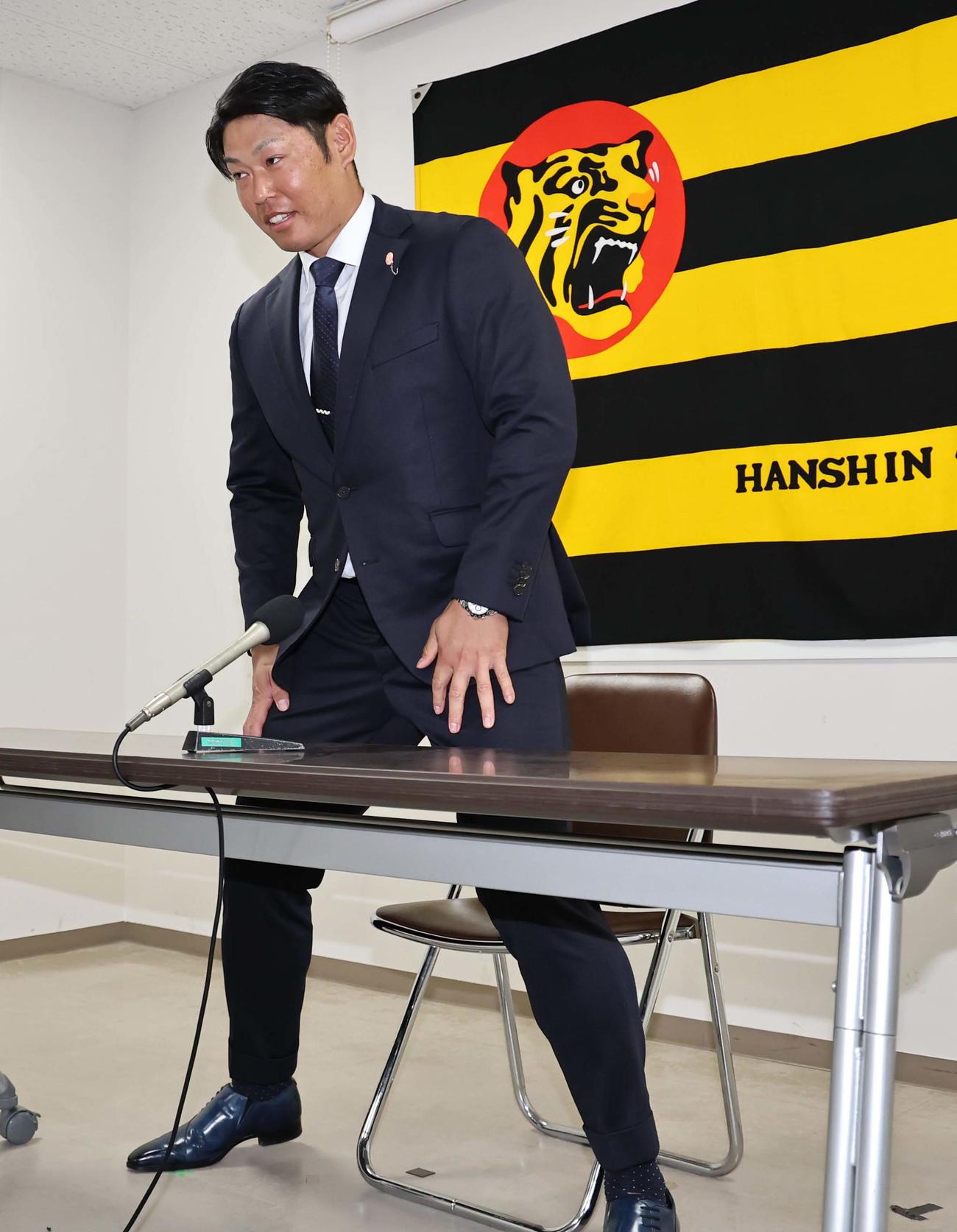 阪神残留を決めた原口は会見をする（撮影・上田博志）