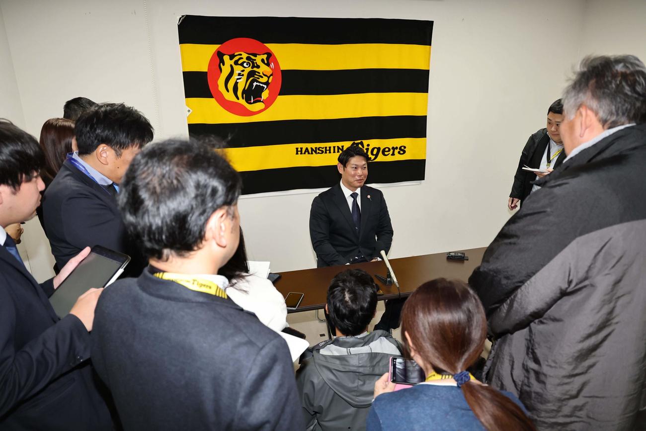 阪神残留を決めた原口は会見をする（撮影・上田博志）