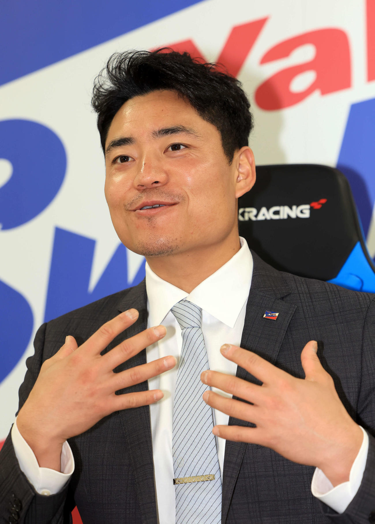 アップで契約更改を終え、笑顔で会見に答えるヤクルト中村（撮影・浅見桂子）