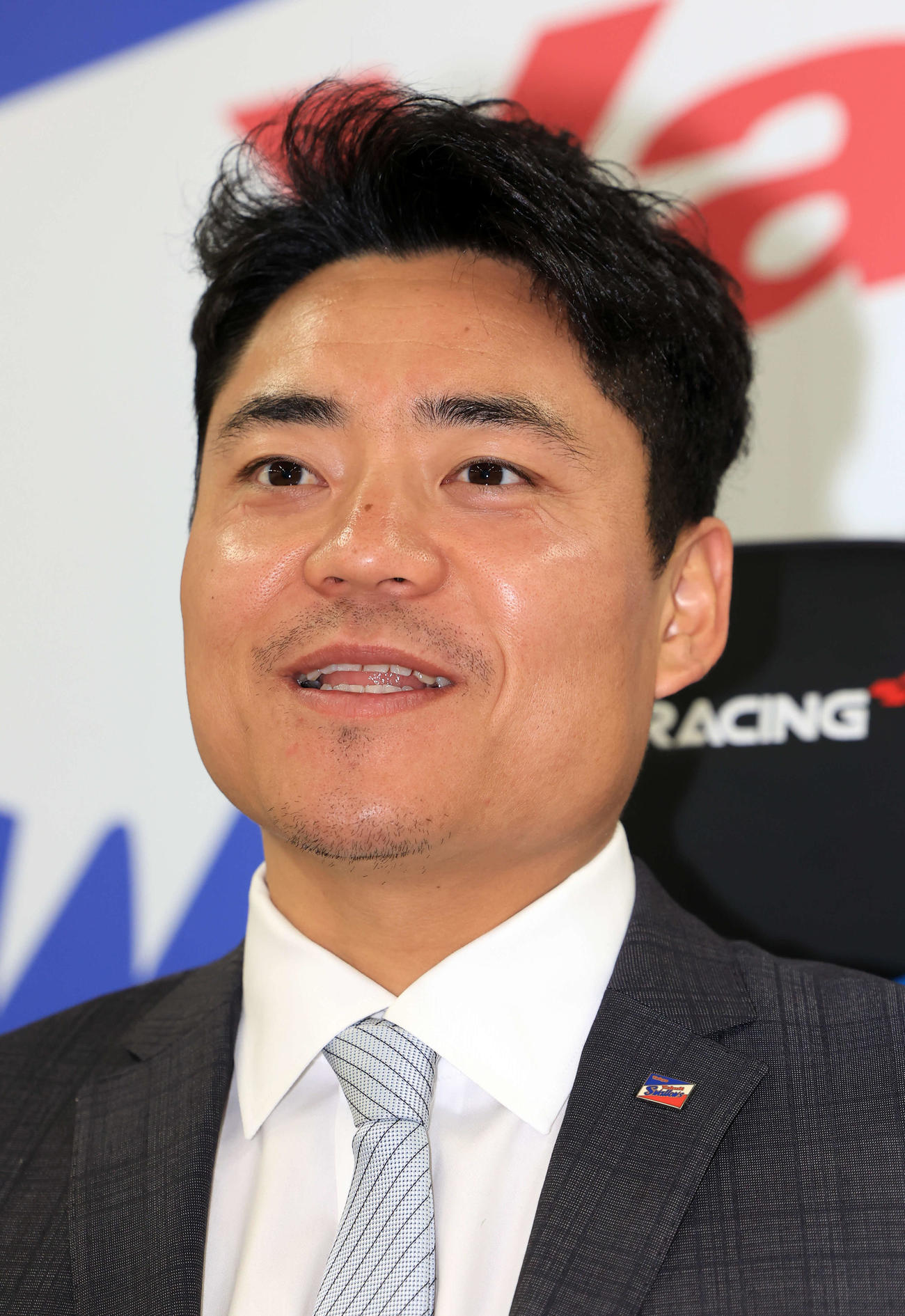 アップで契約更改を終え、笑顔で会見に答えるヤクルト中村（撮影・浅見桂子）