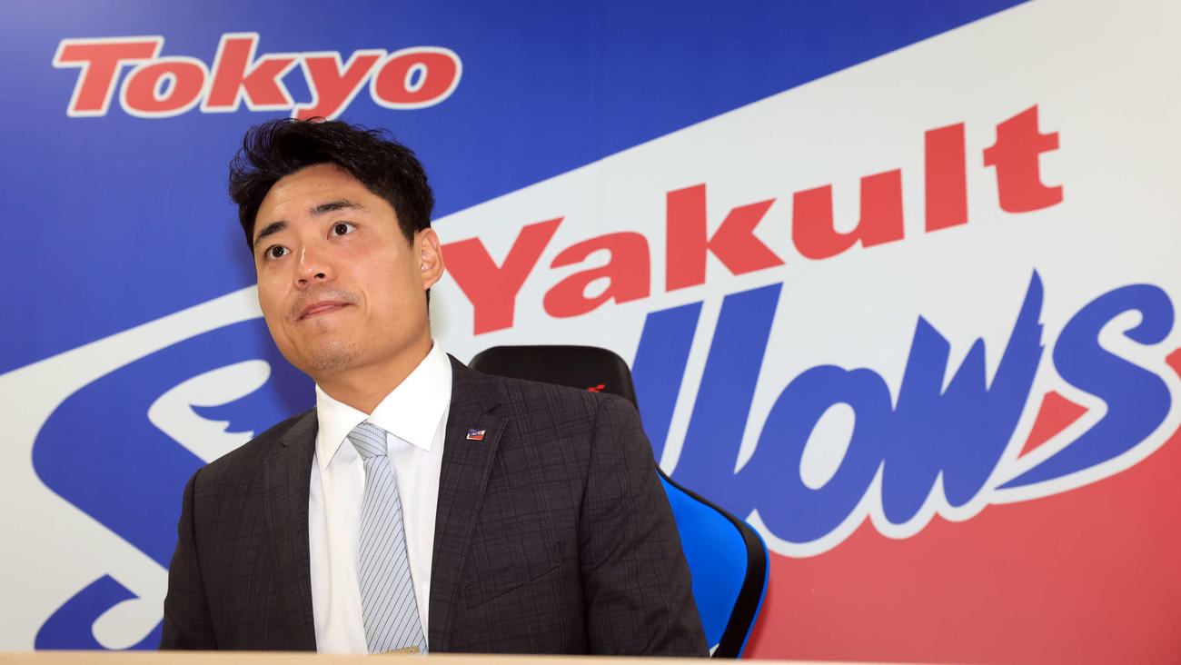 アップで契約更改を終え、引き締まった表情で会見に答えるヤクルト中村（撮影・浅見桂子）