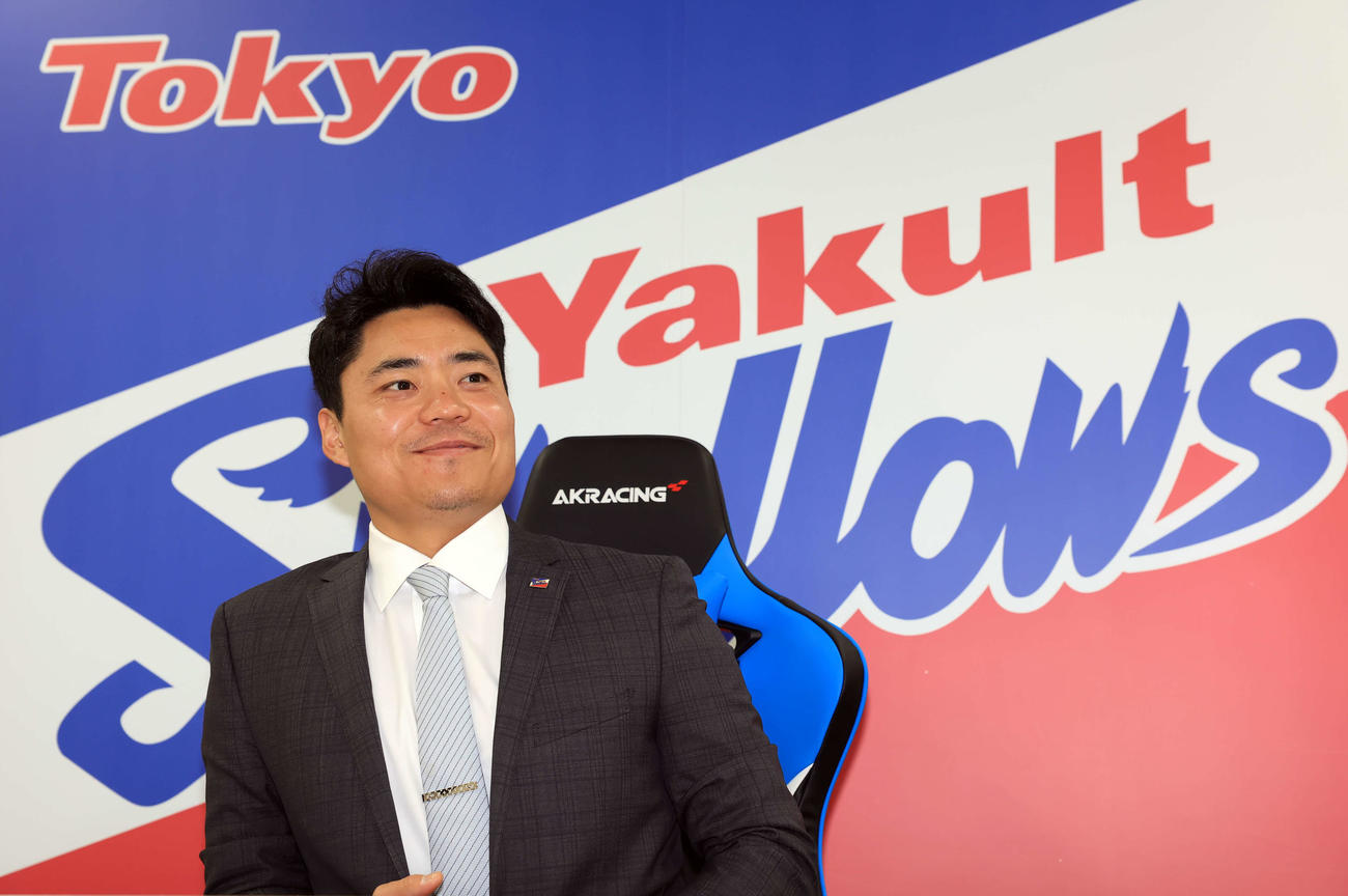 アップで契約更改を終え、笑顔で会見に答えるヤクルト中村（撮影・浅見桂子）