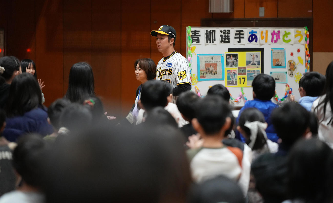 汐入小学校の子どもたちの前に登場する阪神青柳（撮影・鈴木みどり）