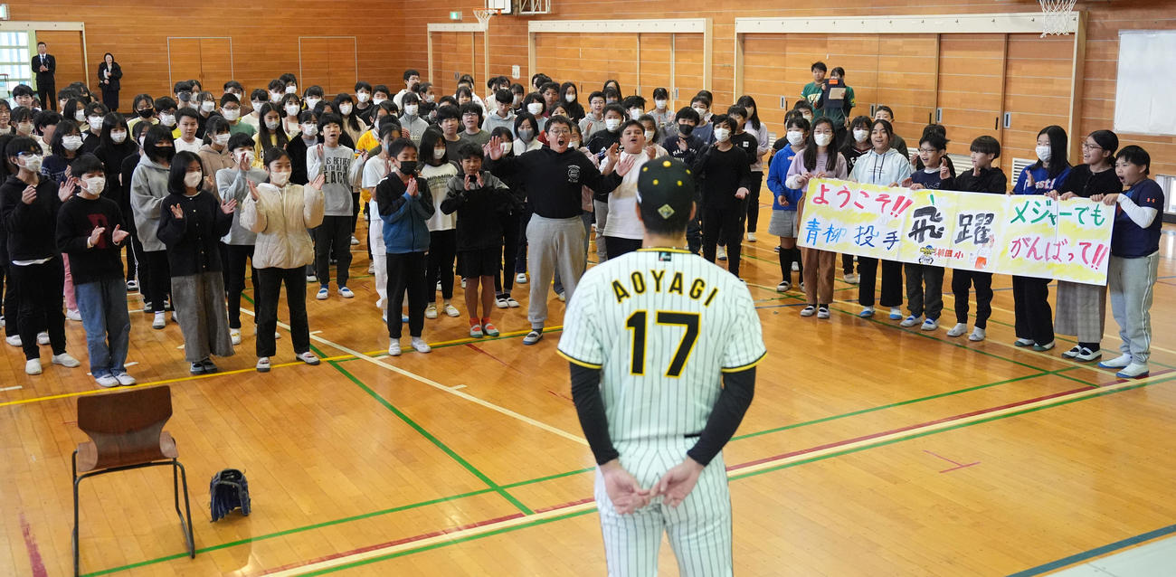 潮田小学校の子どもたちからエールを送られる阪神青柳（撮影・鈴木みどり）