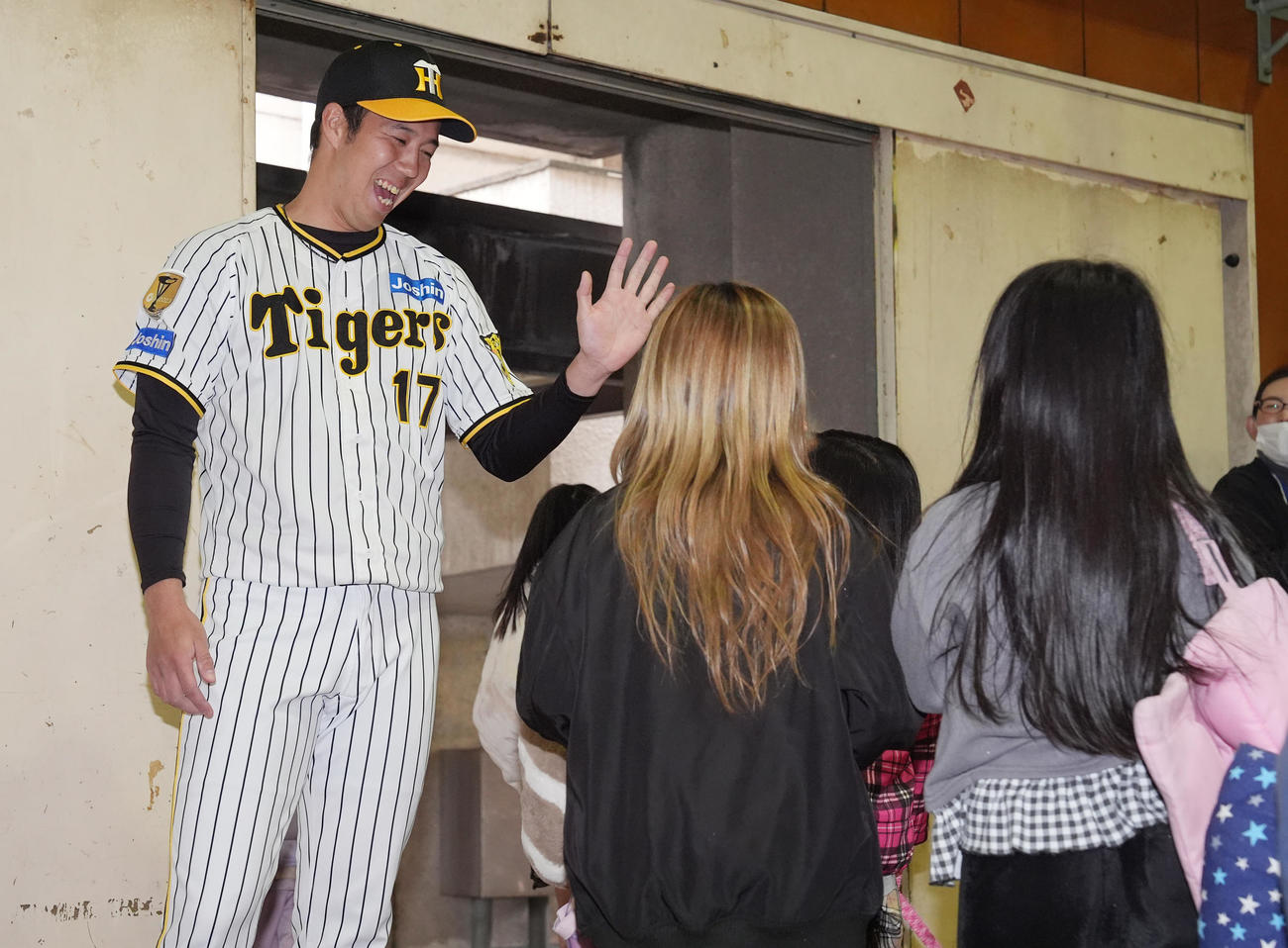 汐入小学校の子どもたちとハイタッチする阪神青柳（撮影・鈴木みどり）
