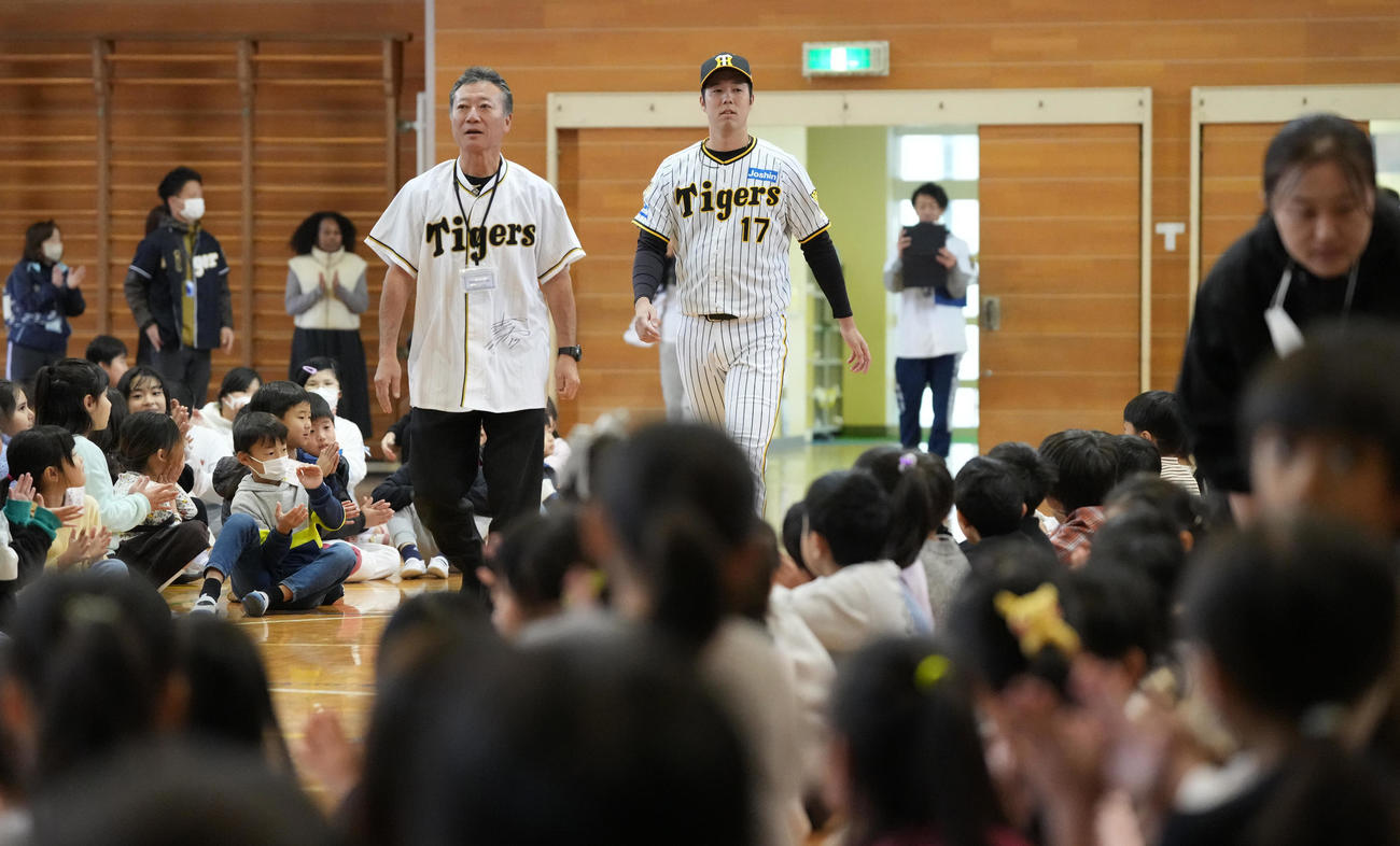 潮田小学校の子どもたちが見守る中入場する阪神青柳（撮影・鈴木みどり）