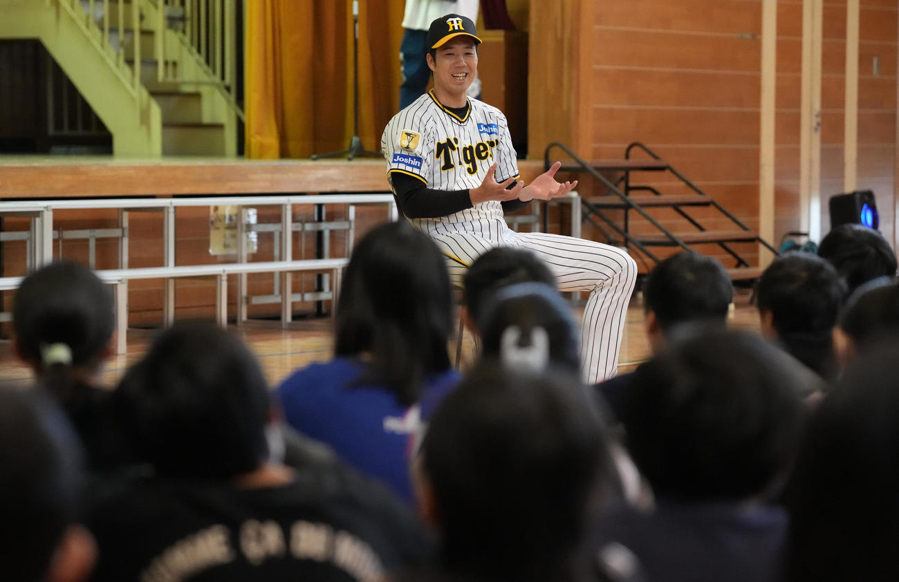 潮田小学校の子どもからの質問に答える阪神青柳（撮影・鈴木みどり）