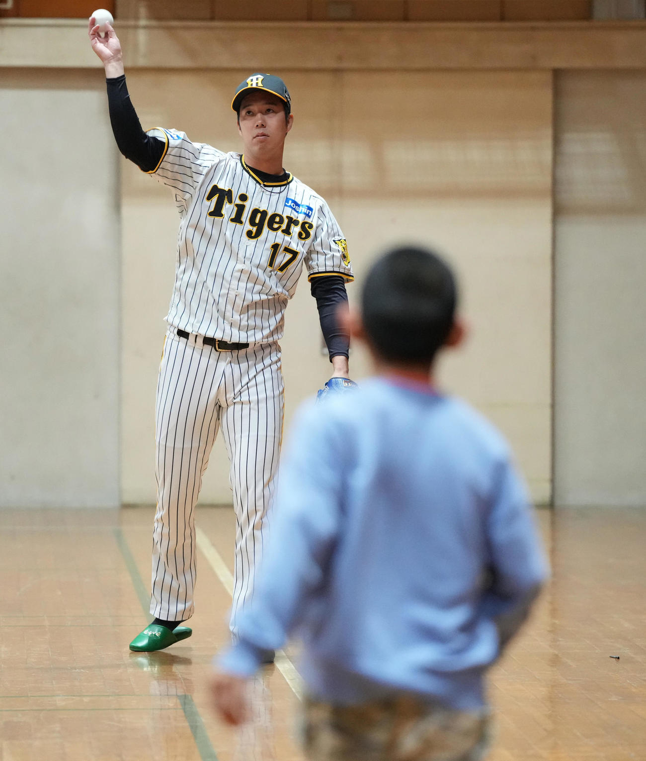 汐入小学校の子どもとキャッチボールする阪神青柳（撮影・鈴木みどり）