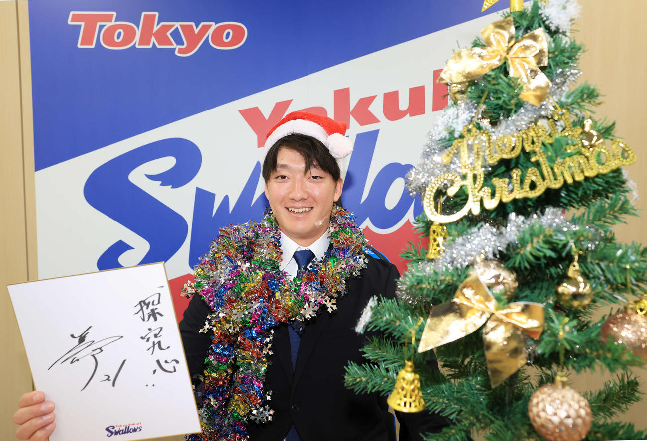 大幅アップで契約更改を終え、「美味しいものを食べます」とクリスマスツリーを手に笑顔のヤクルト吉村（撮影・浅見桂子）