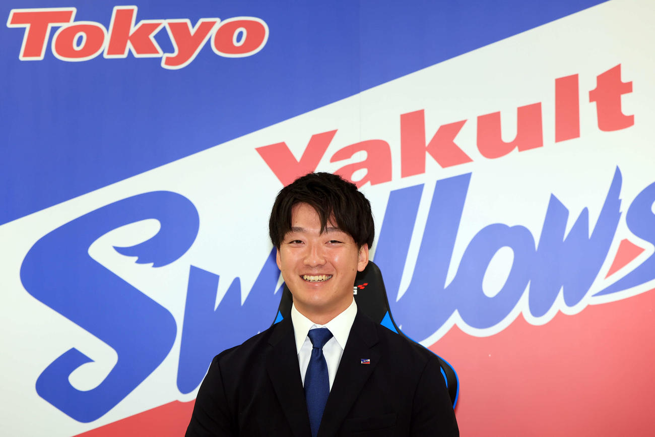 大幅アップで契約更改を終え、笑顔のヤクルト吉村（撮影・浅見桂子）