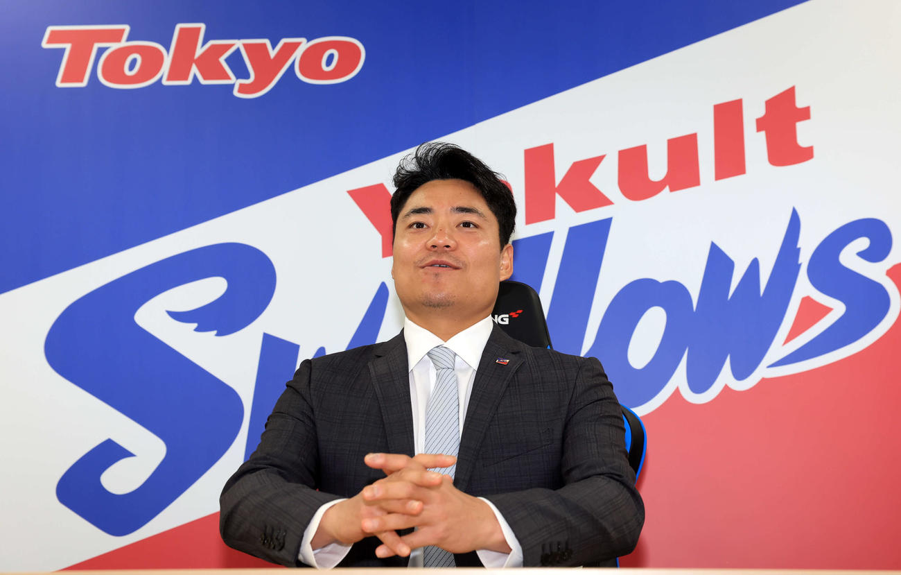 アップで契約更改を終え、笑顔で会見に答えるヤクルト中村（撮影・浅見桂子）