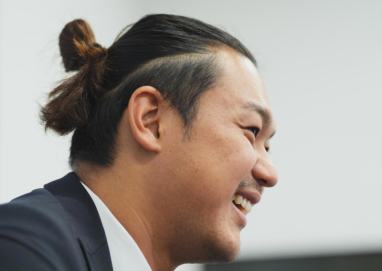 契約更改交渉を終え、会見で記者の質問に答える西武高橋（撮影・菅敏）