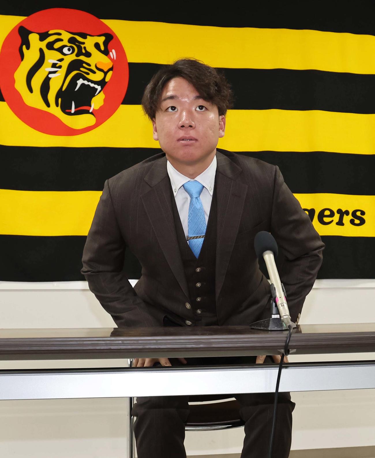 契約更改を終えた阪神村上は会見する（撮影・上田博志）