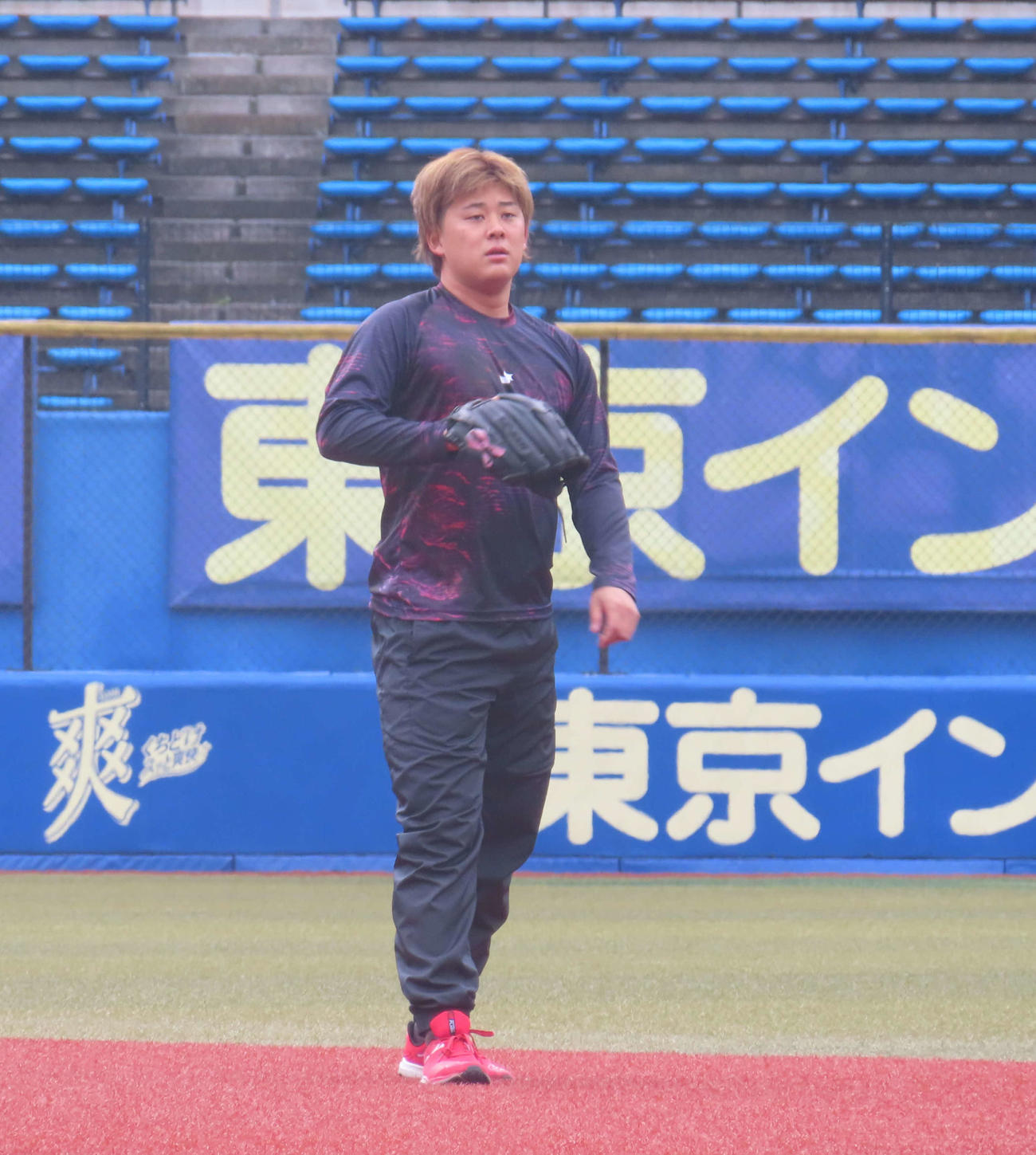 自主トレを行うロッテ鈴木（撮影・水谷京裕）