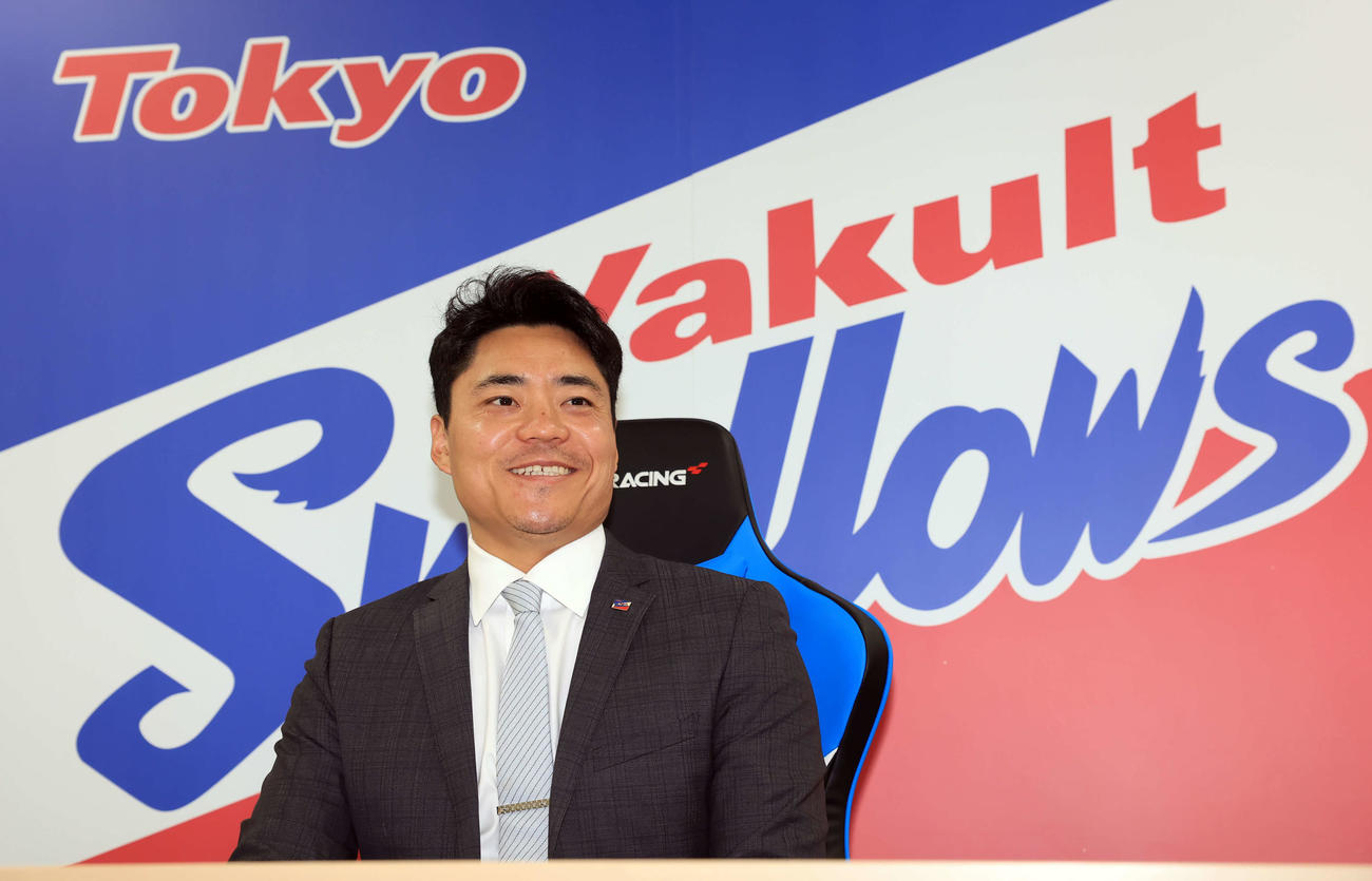 アップで契約更改を終え、笑顔で会見に答えるヤクルト中村（撮影・浅見桂子）