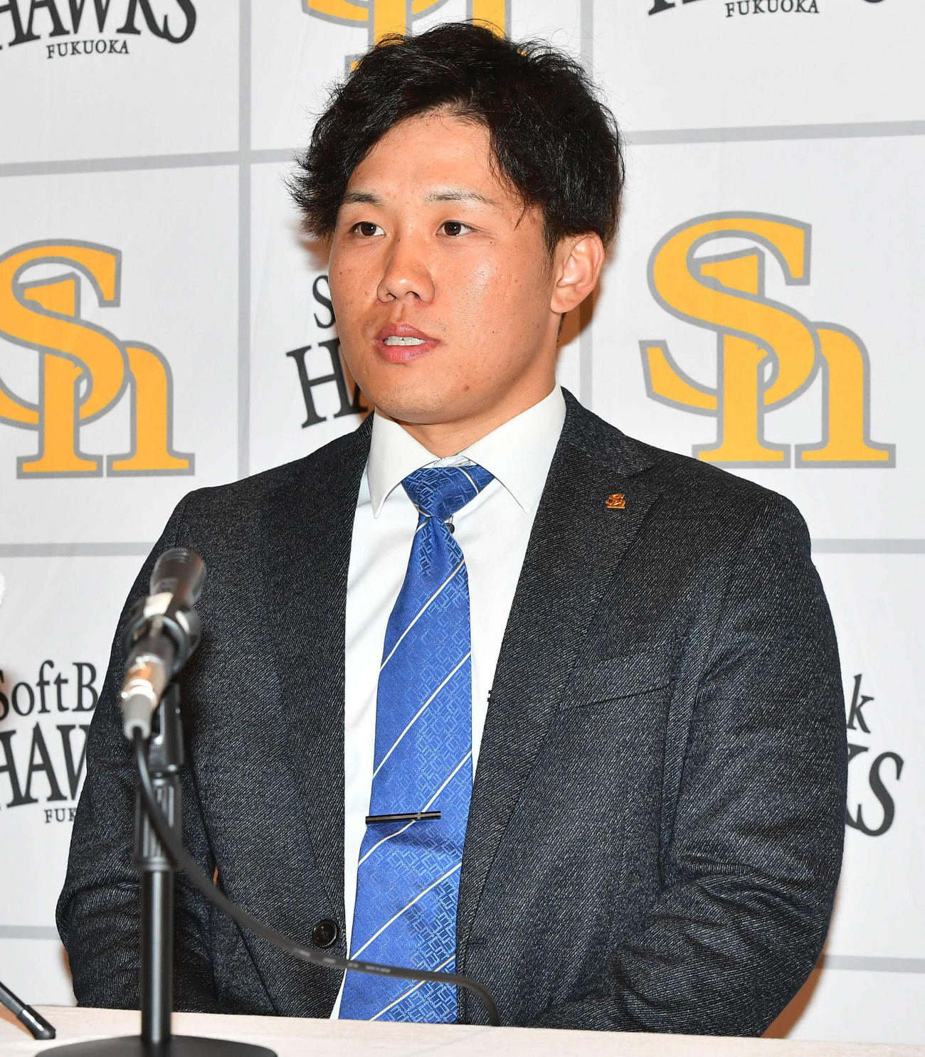 契約更改を終えて会見を行う海野（撮影・岩下翔太）