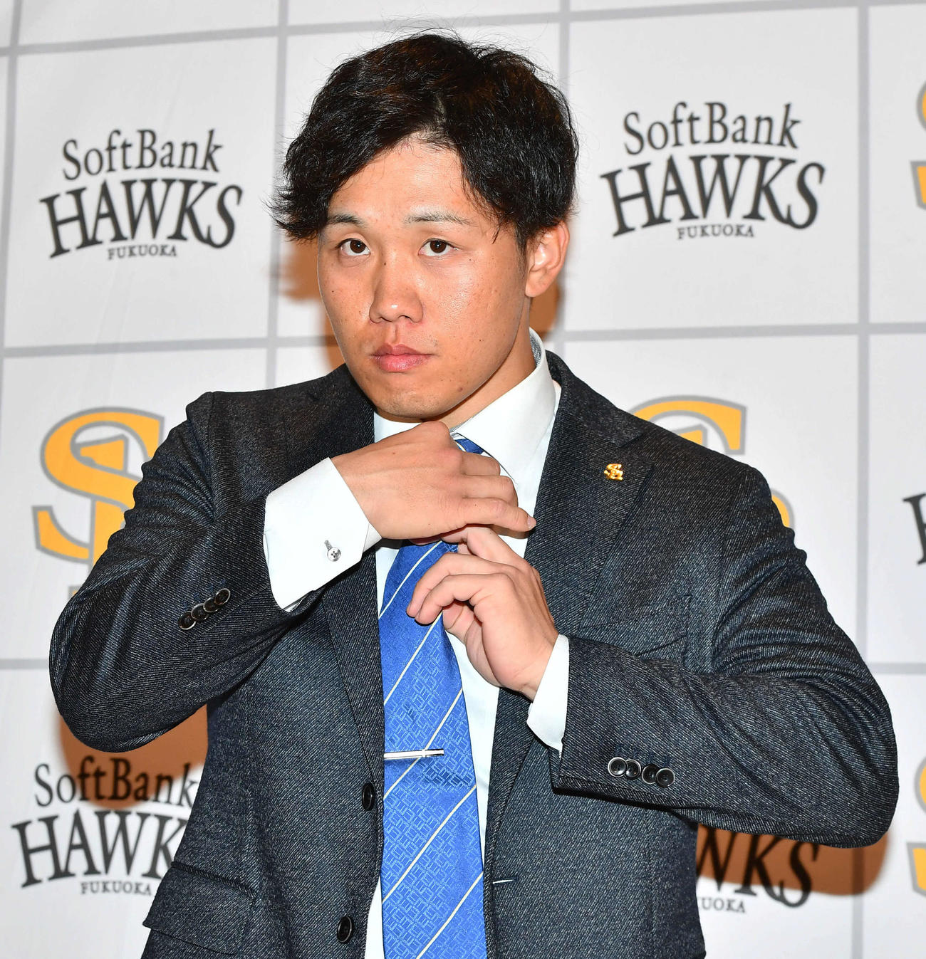 契約更改を終えて会見に臨む海野（撮影・岩下翔太）