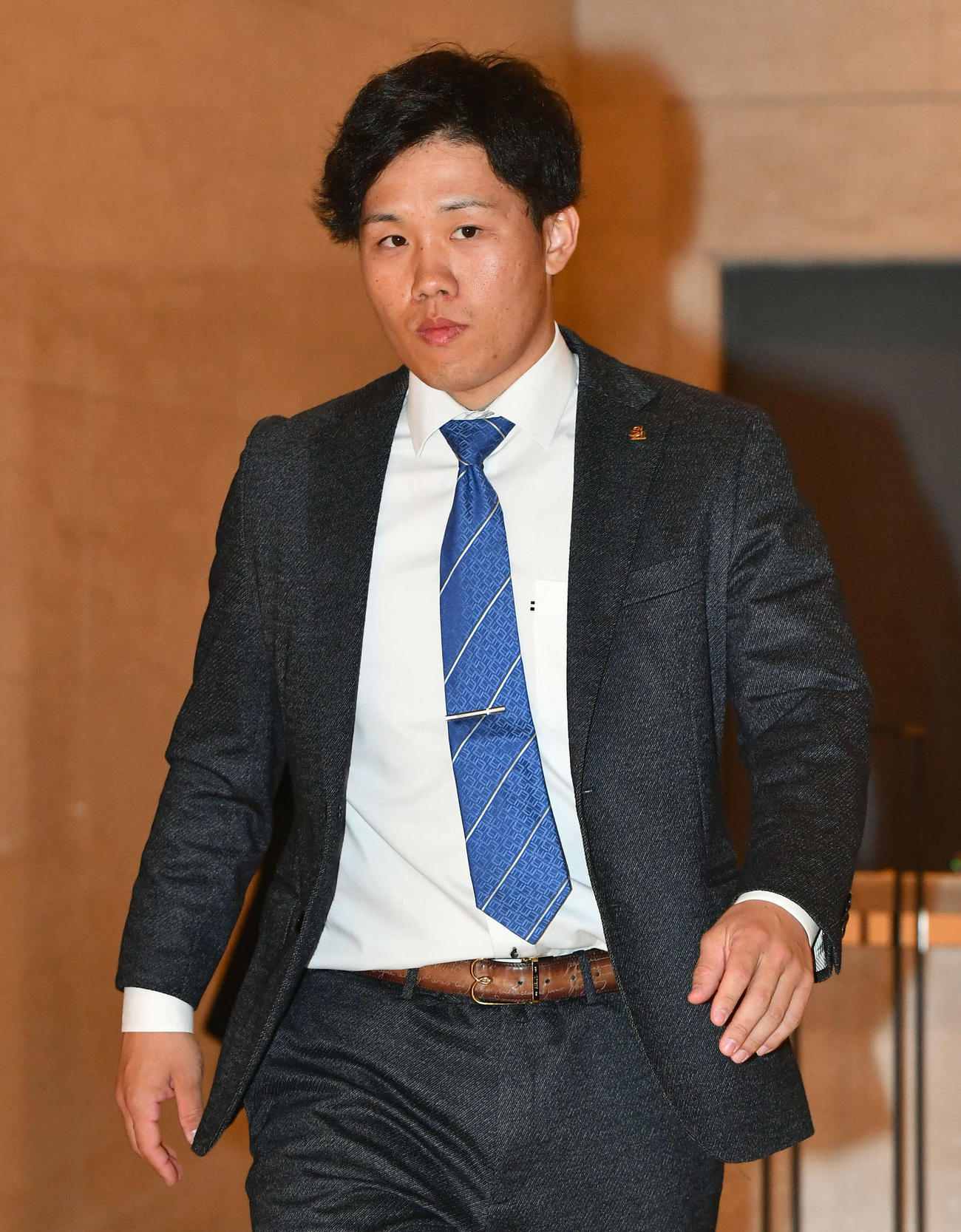 契約更改を終えて会見に向かう海野（撮影・岩下翔太）