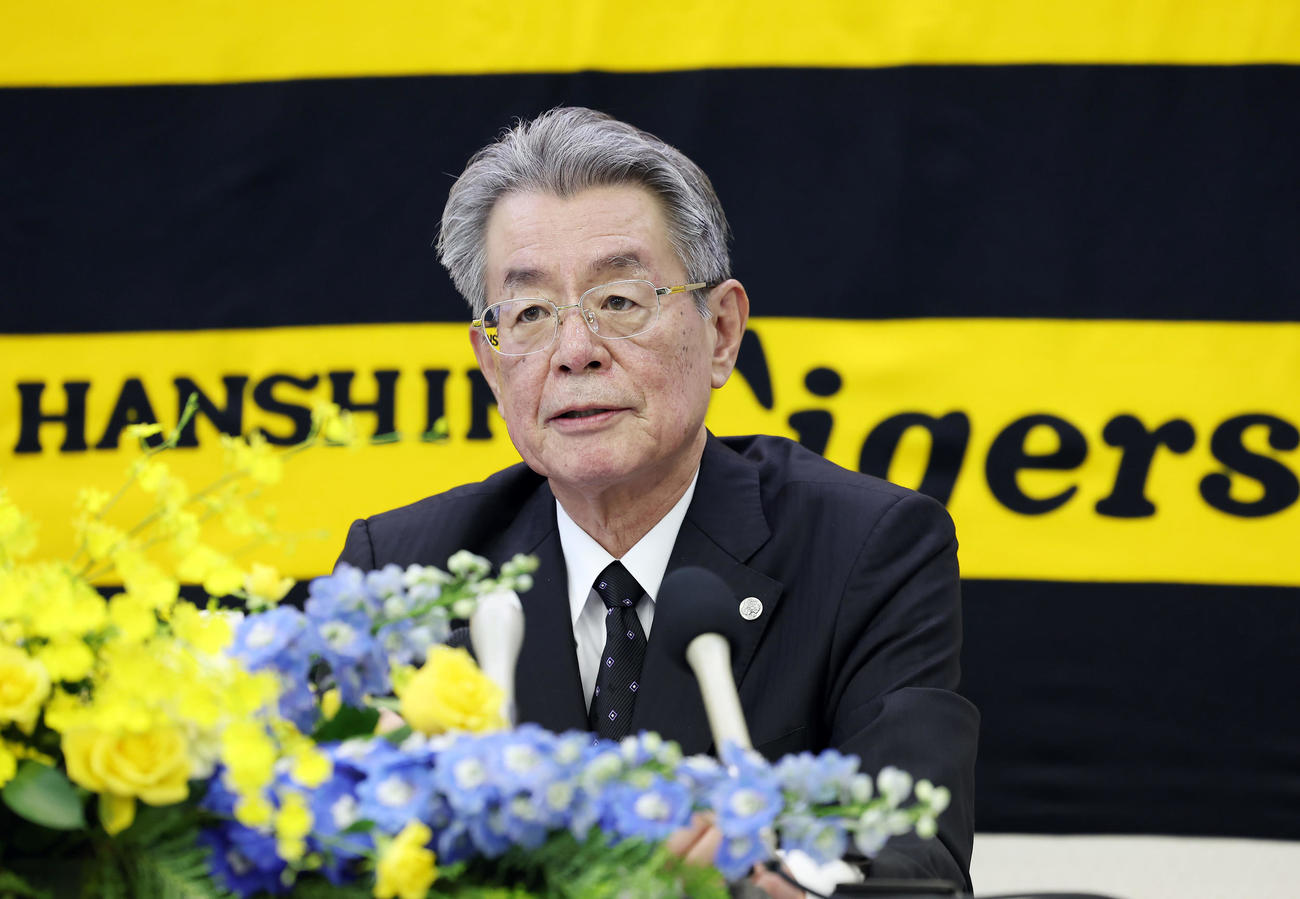 オーナー交代記者会見に臨む阪神秦次期オーナー（撮影・前田充）