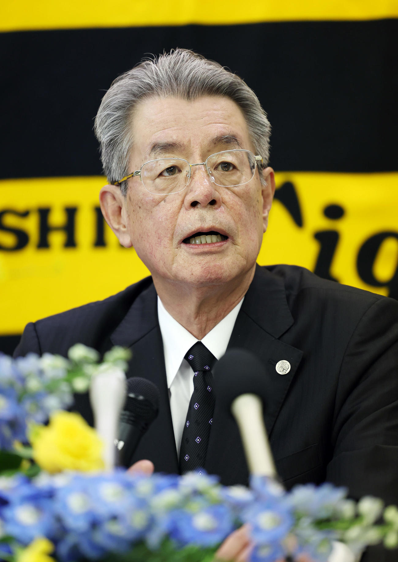 オーナー交代記者会見に臨む阪神秦次期オーナー（撮影・前田充）