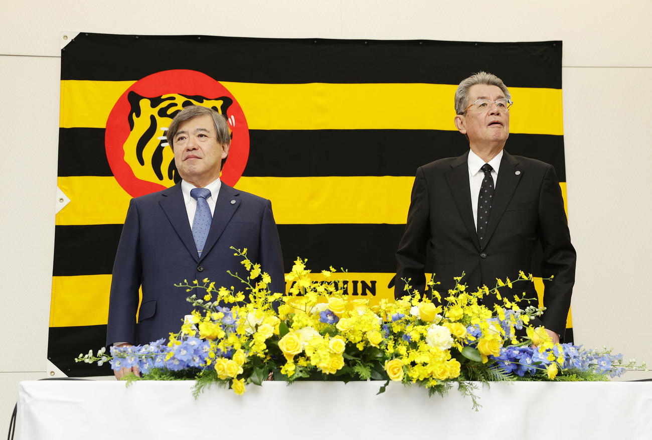 オーナー交代記者会見で登壇する阪神杉山オーナー（左）と秦次期オーナー（撮影・前田充）