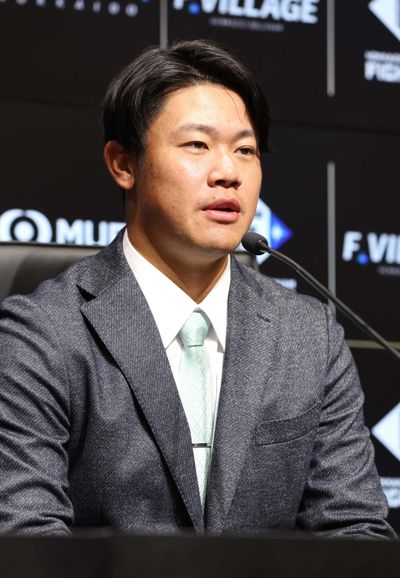 日本ハムに移籍し会見する吉田（撮影・黒川智章）