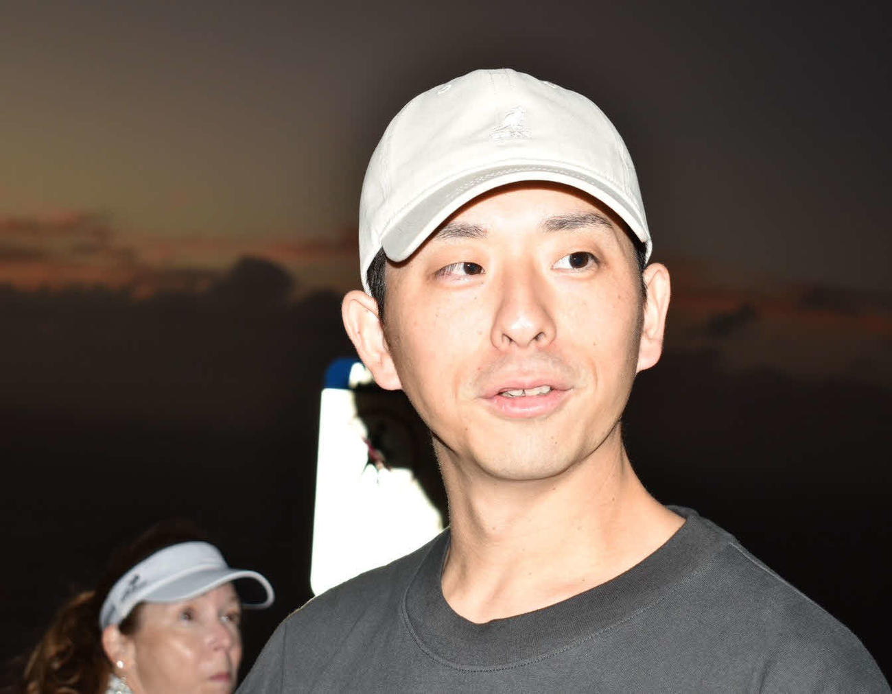 日の出までテレビ取材を受ける大関（撮影・只松憲）