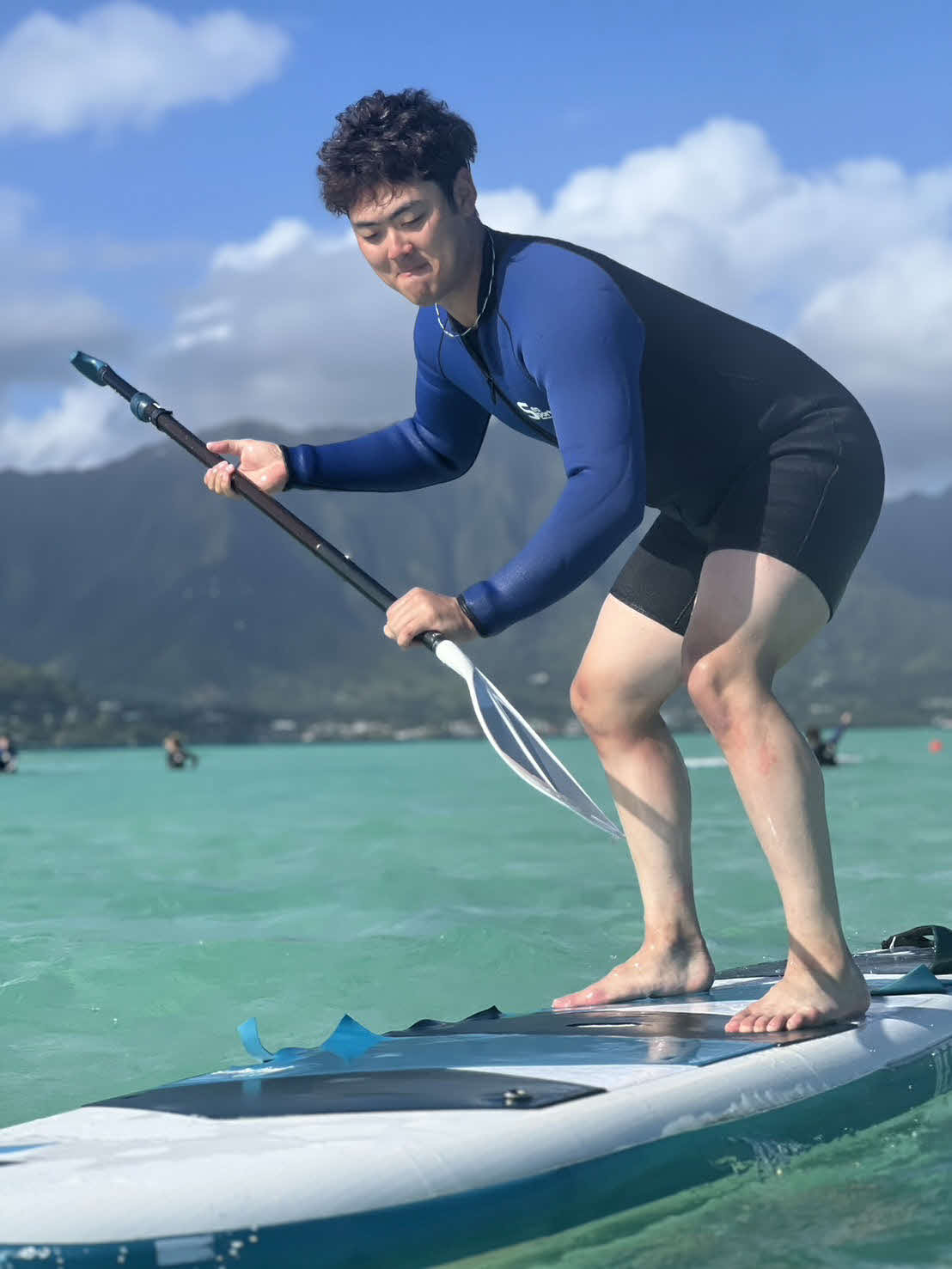 パドルサーフィンを楽しむ石塚（本人提供）